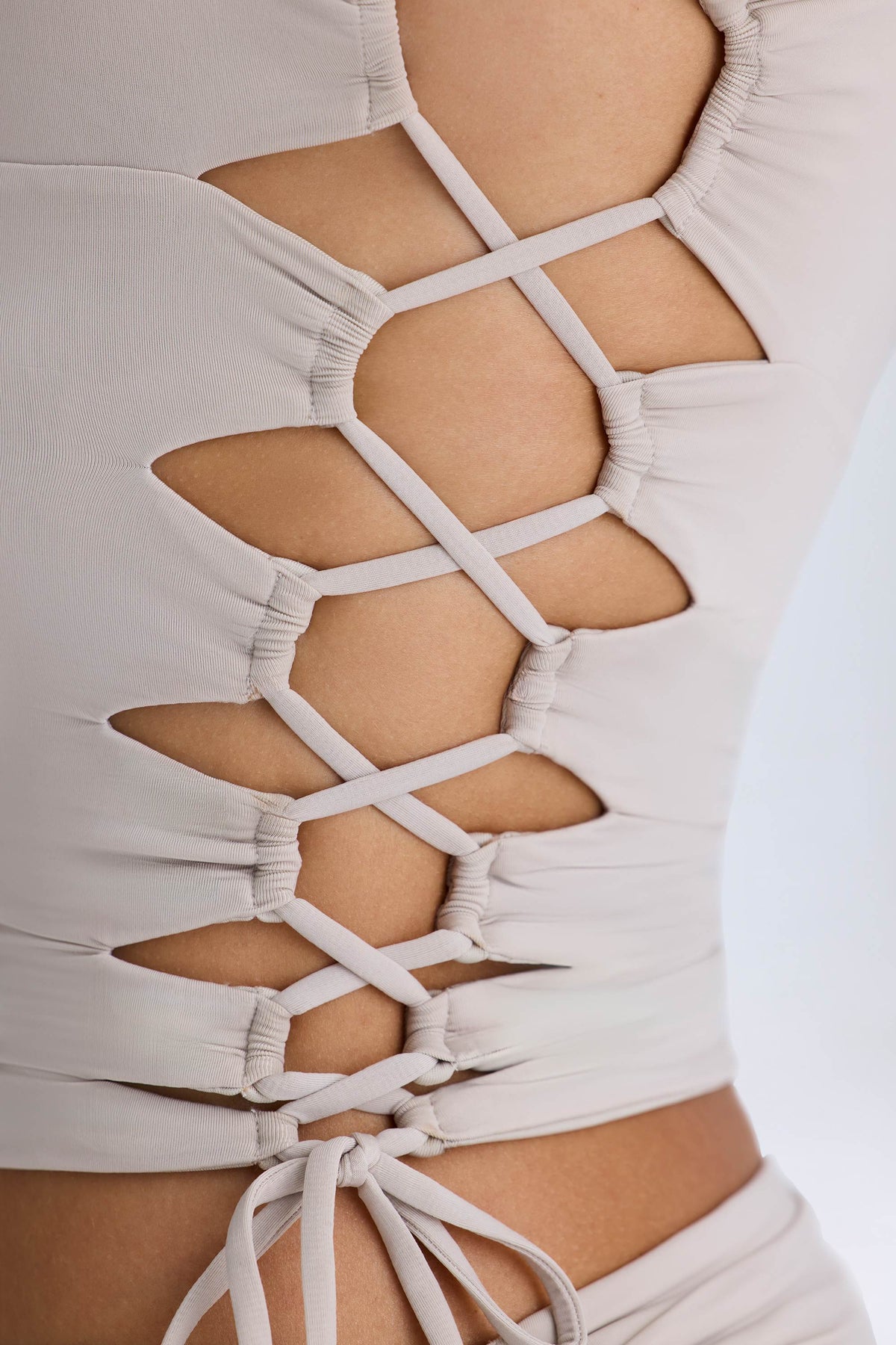 ⁣⁢Gerafftes Cut-out-Oberteil in Taupe⁤⁣