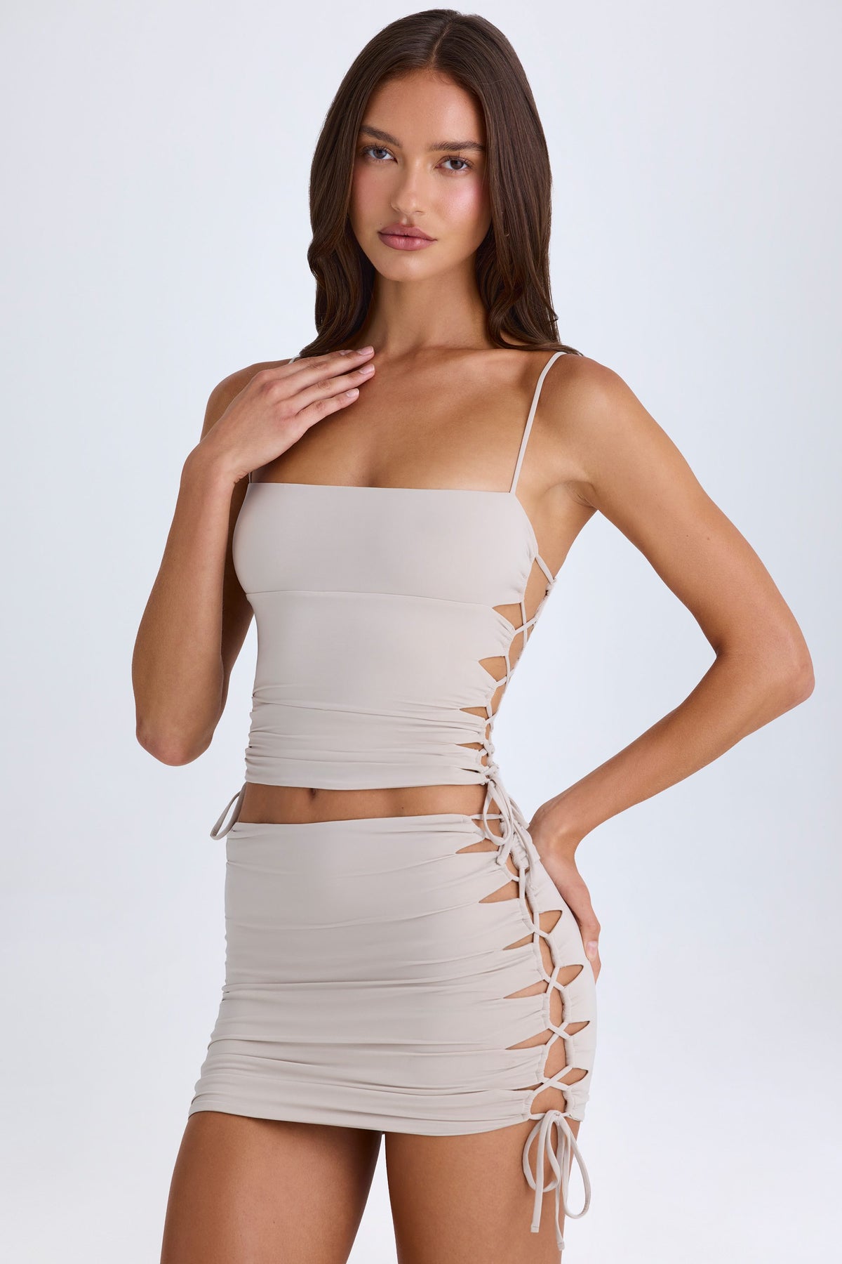⁣⁢Gerafftes Cut-out-Oberteil in Taupe⁤⁣