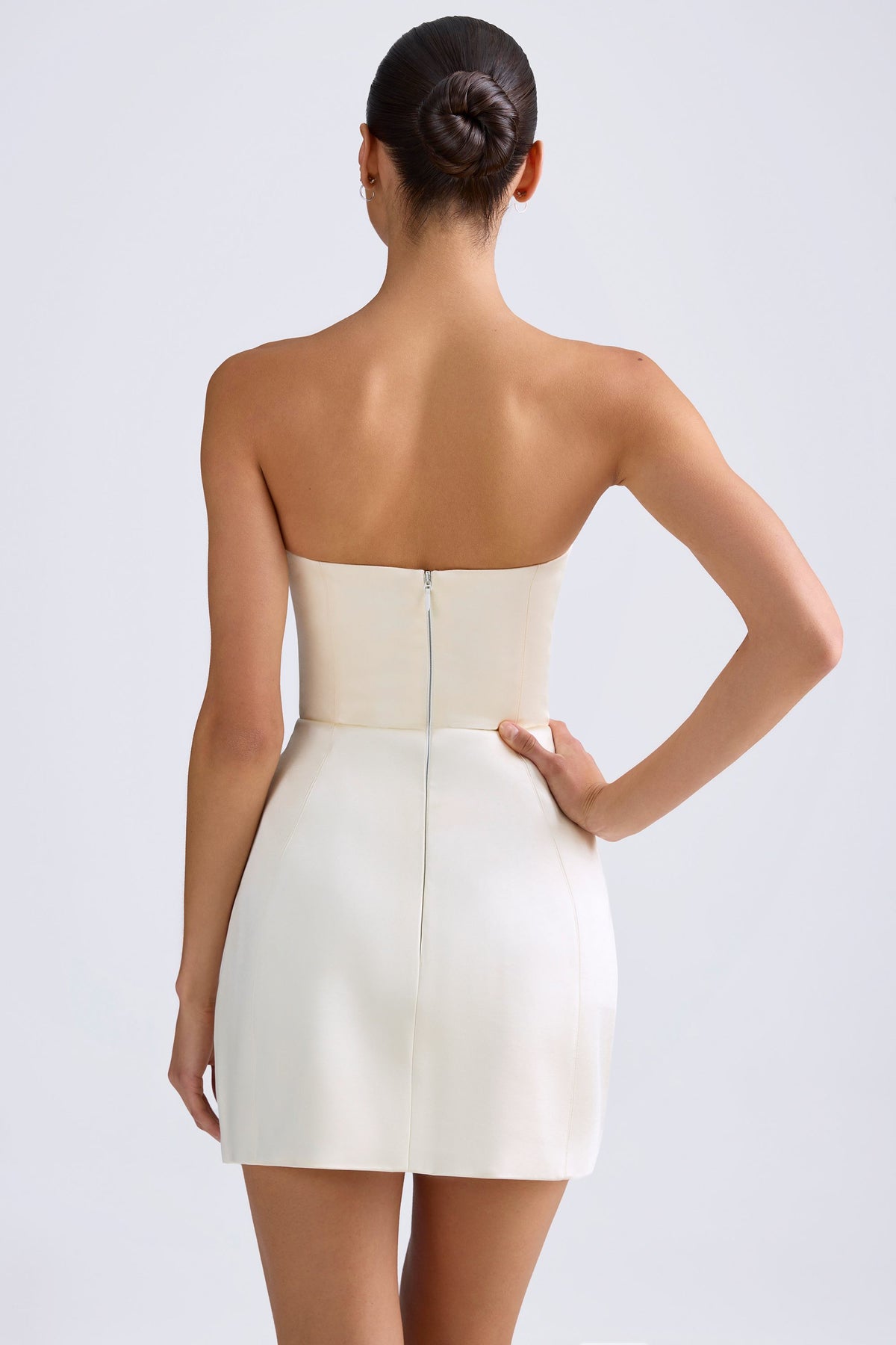 ⁣⁢Bandeau-Minikleid mit strukturiertem Tulpenrock in Ivory⁤⁣