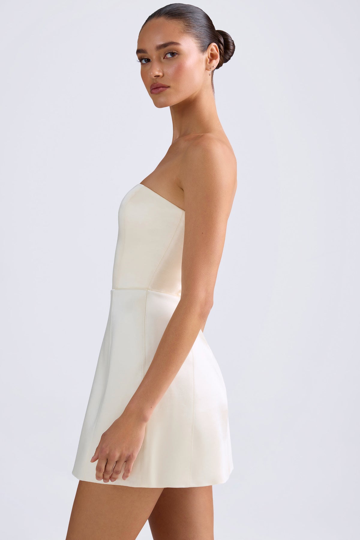 ⁣⁢Bandeau-Minikleid mit strukturiertem Tulpenrock in Ivory⁤⁣
