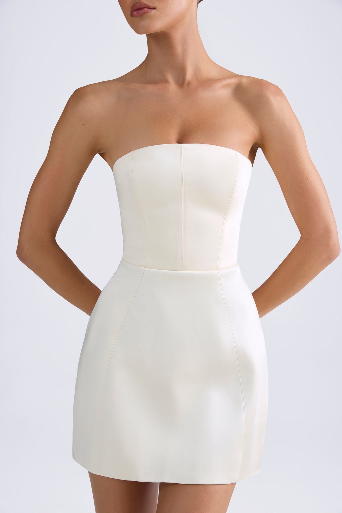 ⁣⁢Bandeau-Minikleid mit strukturiertem Tulpenrock in Ivory⁤⁣