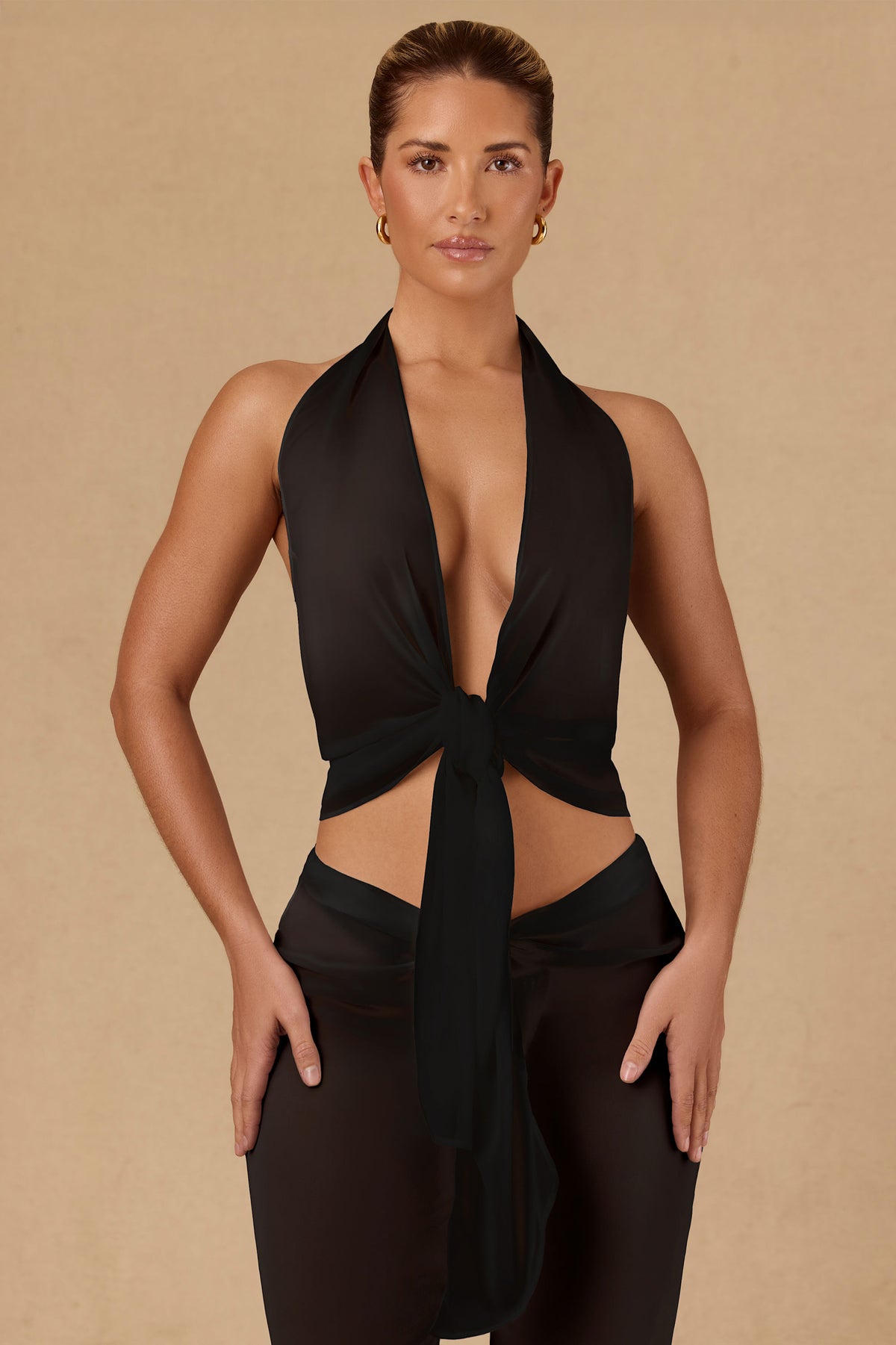 ⁣⁢Crop-Top mit Neckholder und Schleife vorne in Schwarz⁤⁣ - 1