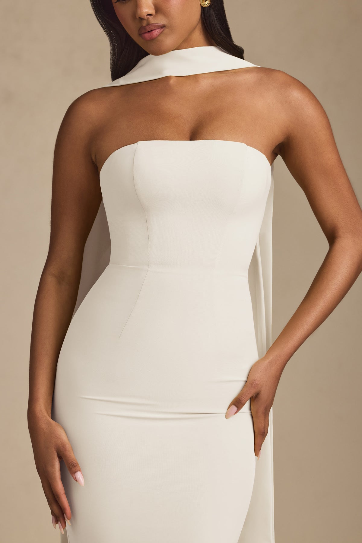 ⁣⁢Trägerloses Kleid mit Schal-Detail in Ivory⁤⁣