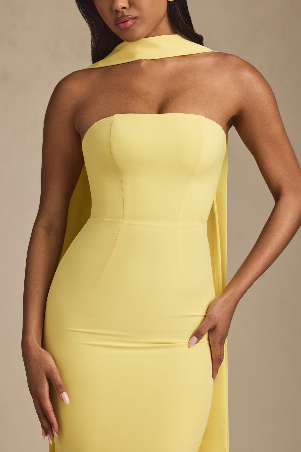 ⁣⁢Trägerloses Abendkleid mit Schal-Detail in Pastellgelb⁤⁣