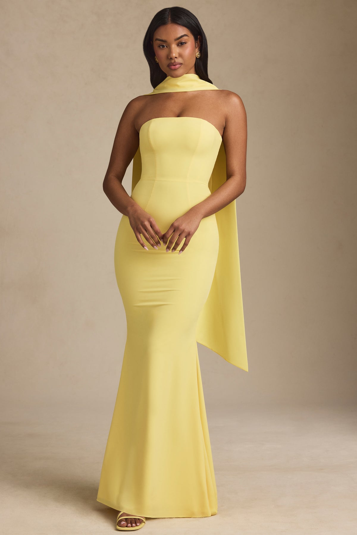 ⁣⁢Trägerloses Abendkleid mit Schal-Detail in Pastellgelb⁤⁣