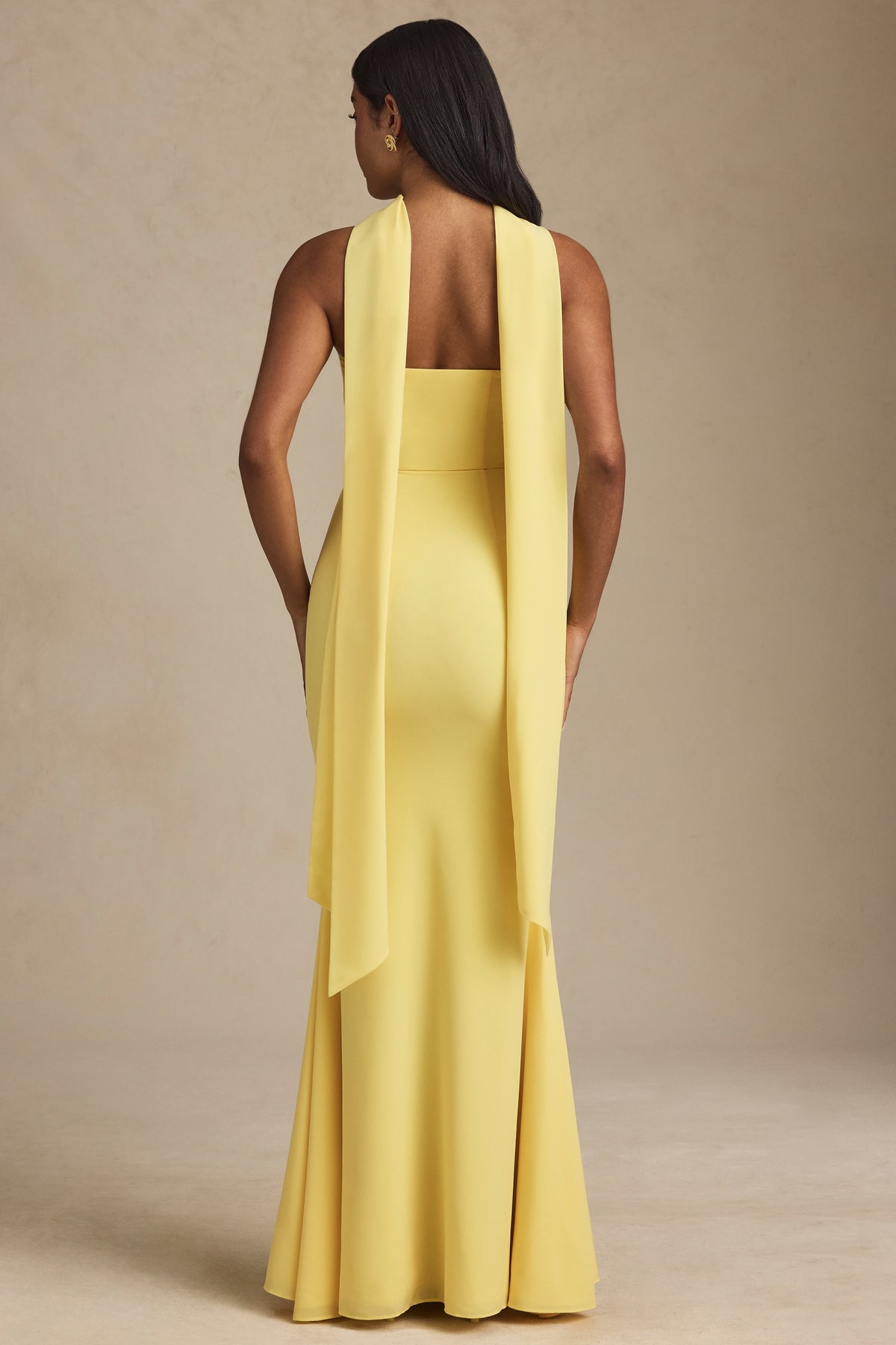 ⁣⁢Trägerloses Abendkleid mit Schal-Detail in Pastellgelb⁤⁣