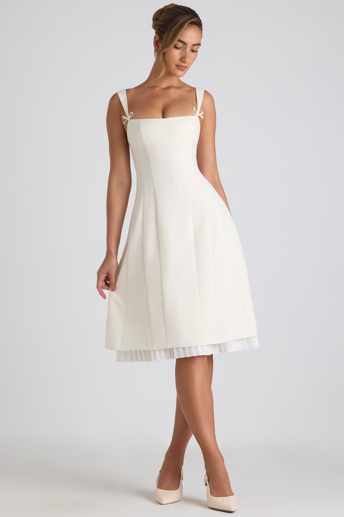 ⁣⁢Plissiertes A-Linien-Midikleid mit Schleifen-Detail in Ivory⁤⁣