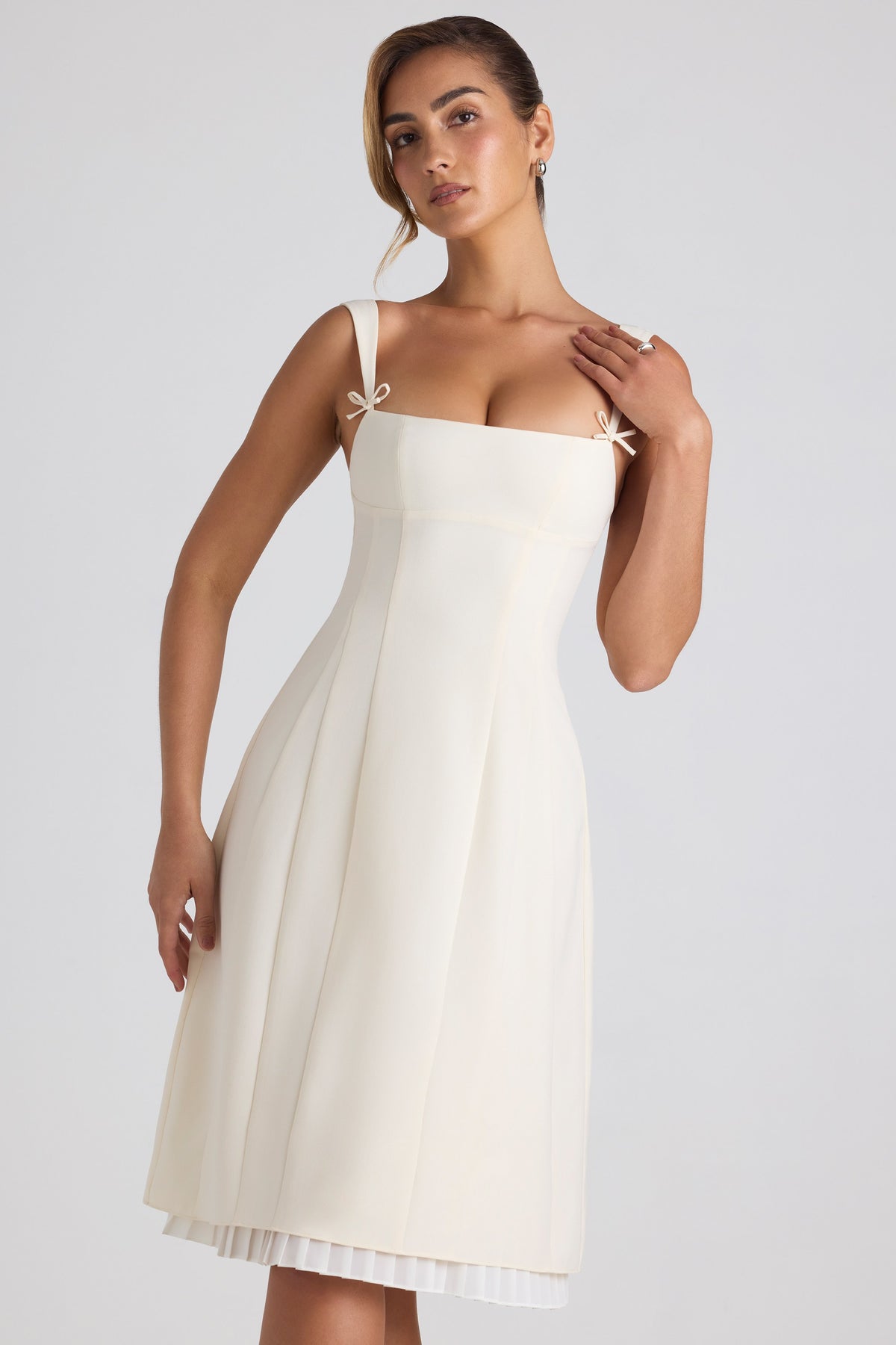 ⁣⁢Plissiertes A-Linien-Midikleid mit Schleifen-Detail in Ivory⁤⁣