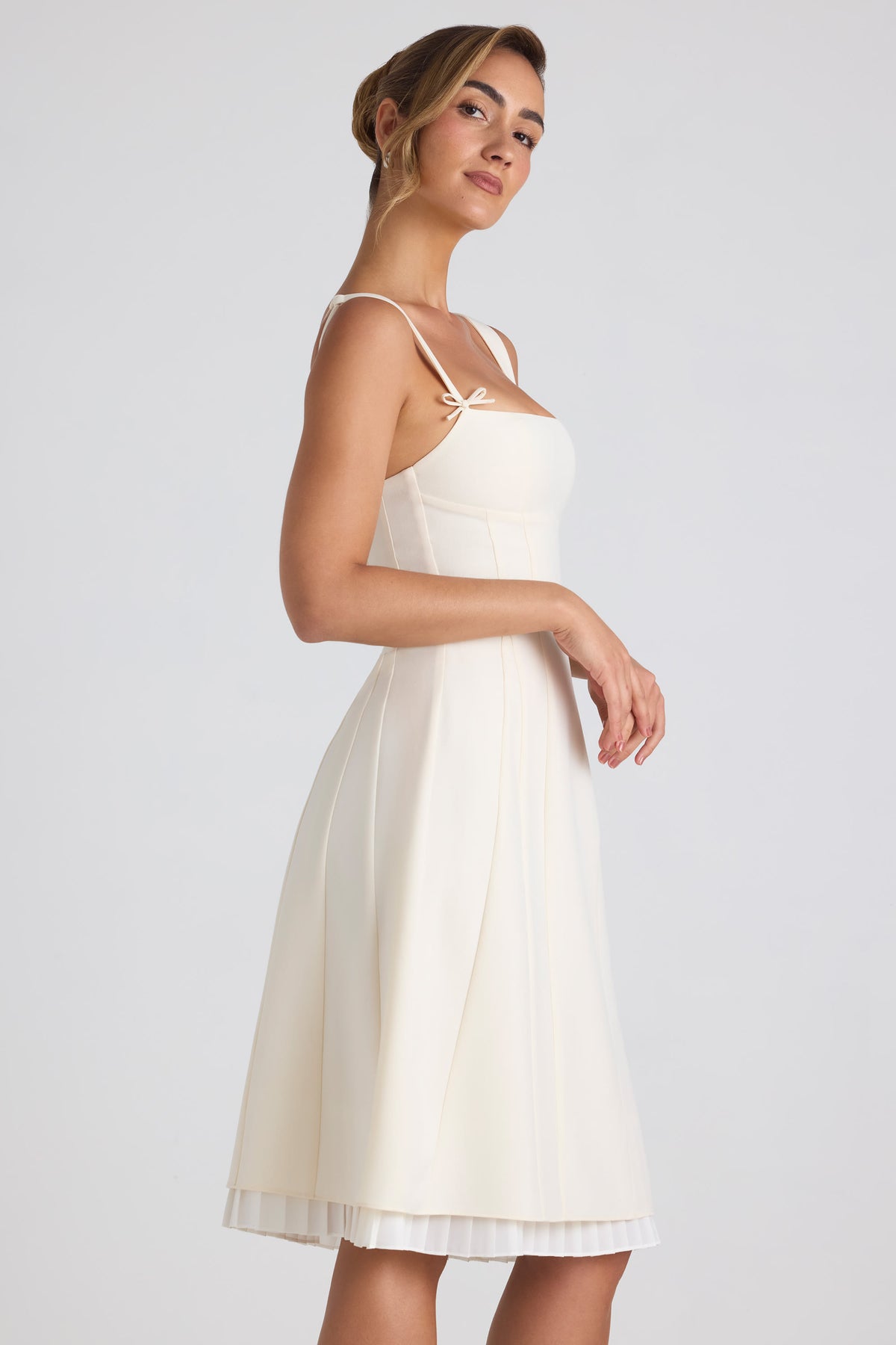 ⁣⁢Plissiertes A-Linien-Midikleid mit Schleifen-Detail in Ivory⁤⁣