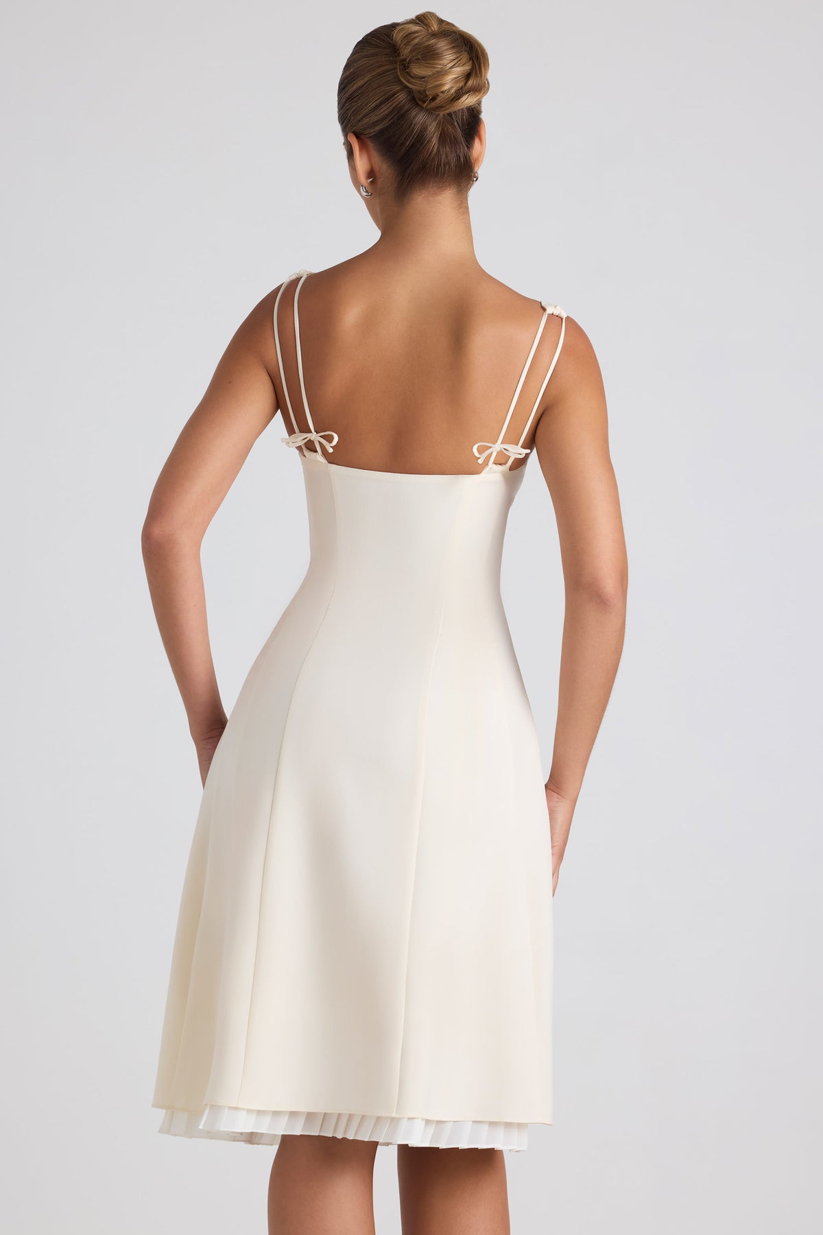 ⁣⁢Plissiertes A-Linien-Midikleid mit Schleifen-Detail in Ivory⁤⁣