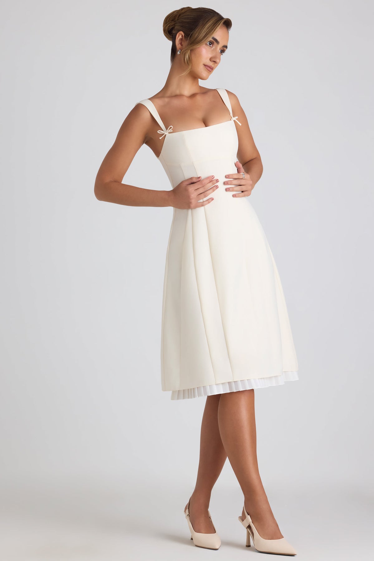 ⁣⁢Plissiertes A-Linien-Midikleid mit Schleifen-Detail in Ivory⁤⁣