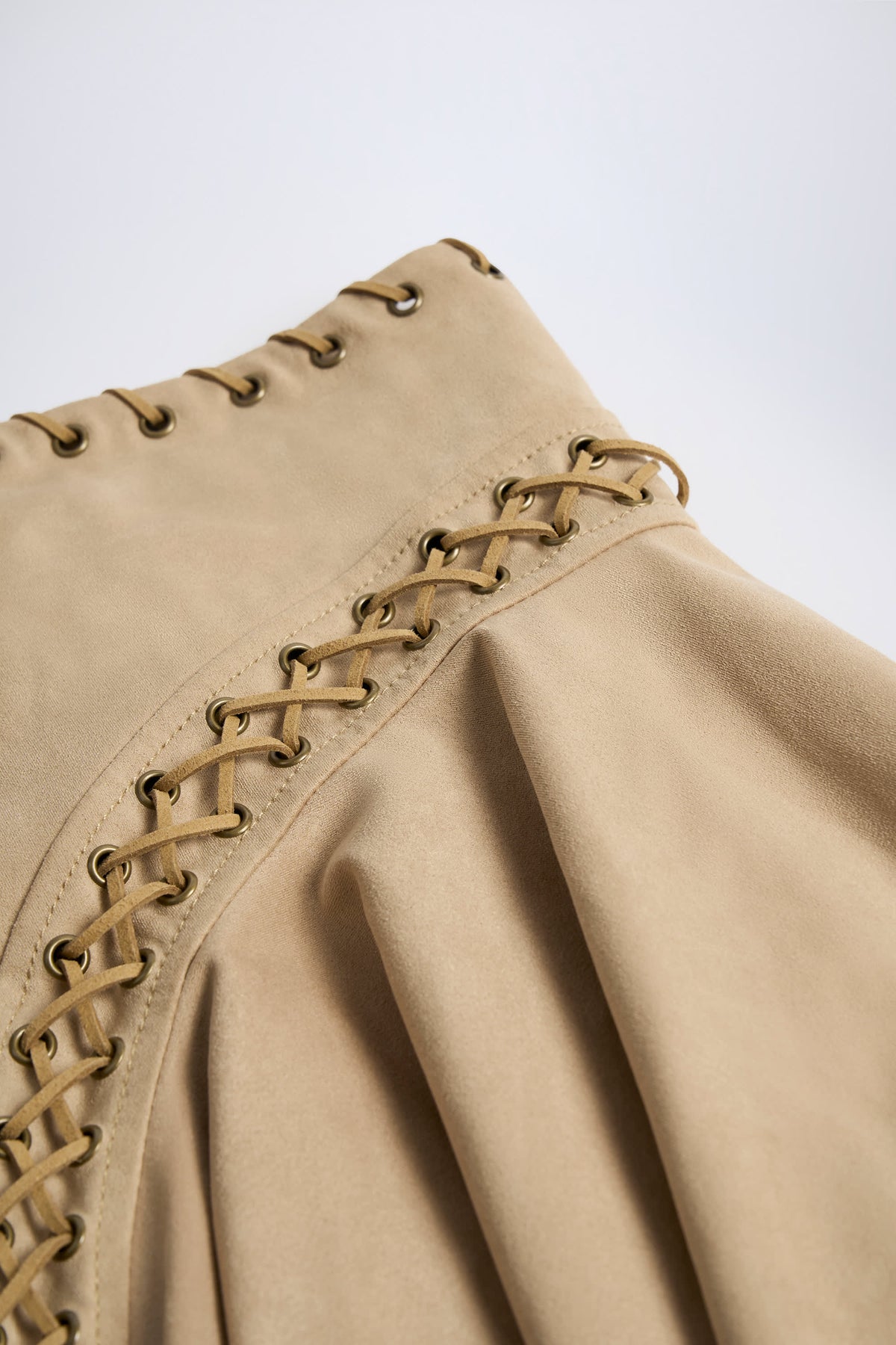 ⁣⁢Mid-Waist-Minirock mit Schnürung in Cognac⁤⁣
