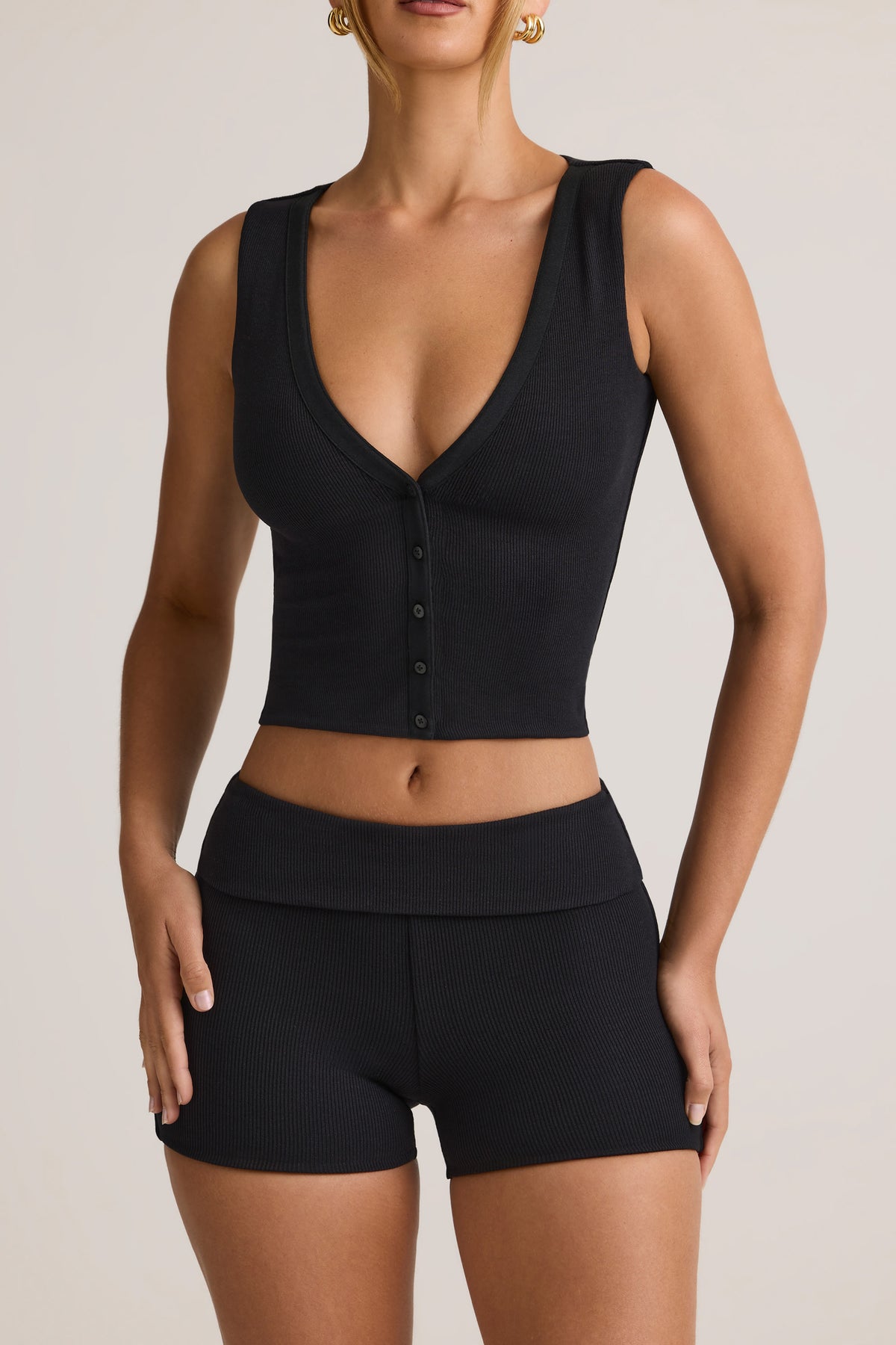 ⁣⁢Tanktop aus geripptem Modal mit Knopfleiste in Schwarz⁤⁣
