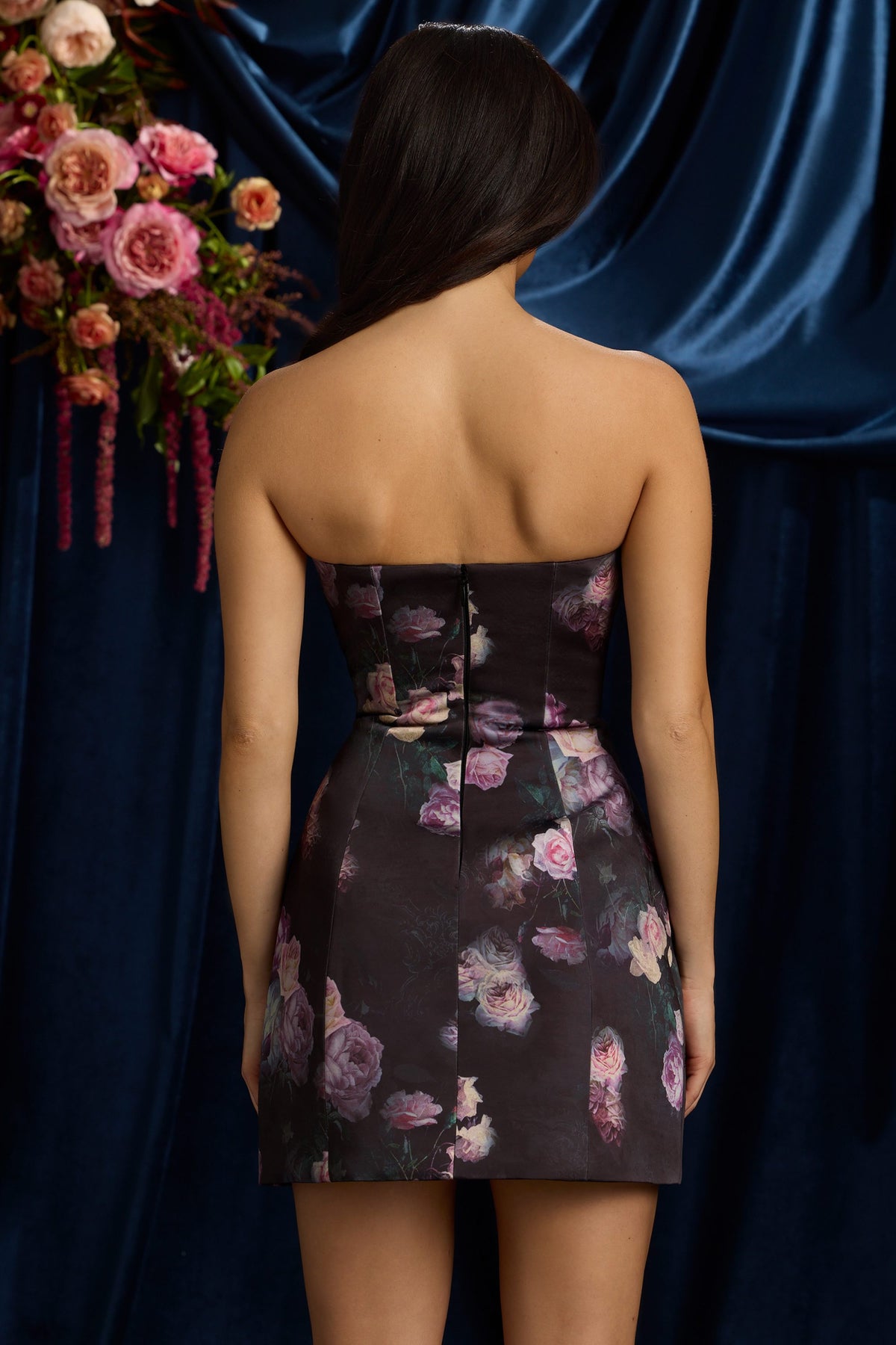 ⁣⁢Trägerloses strukturiertes Tulpen-Minikleid in schwarzem Blumenmuster⁤⁣