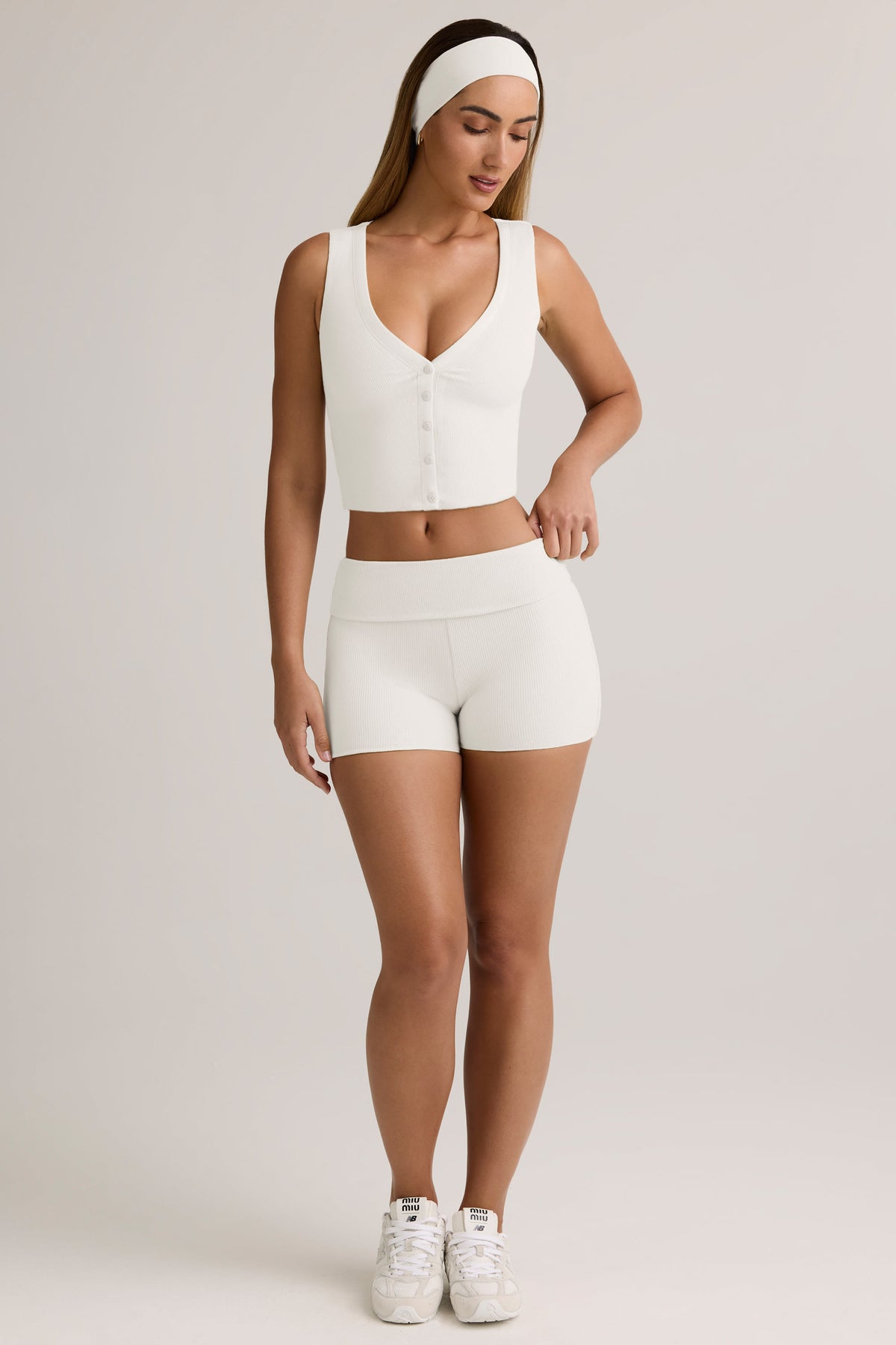 ⁣⁢Mid-Waist-Shorts aus geripptem Modal mit Umschlagbund in Weiß⁤⁣