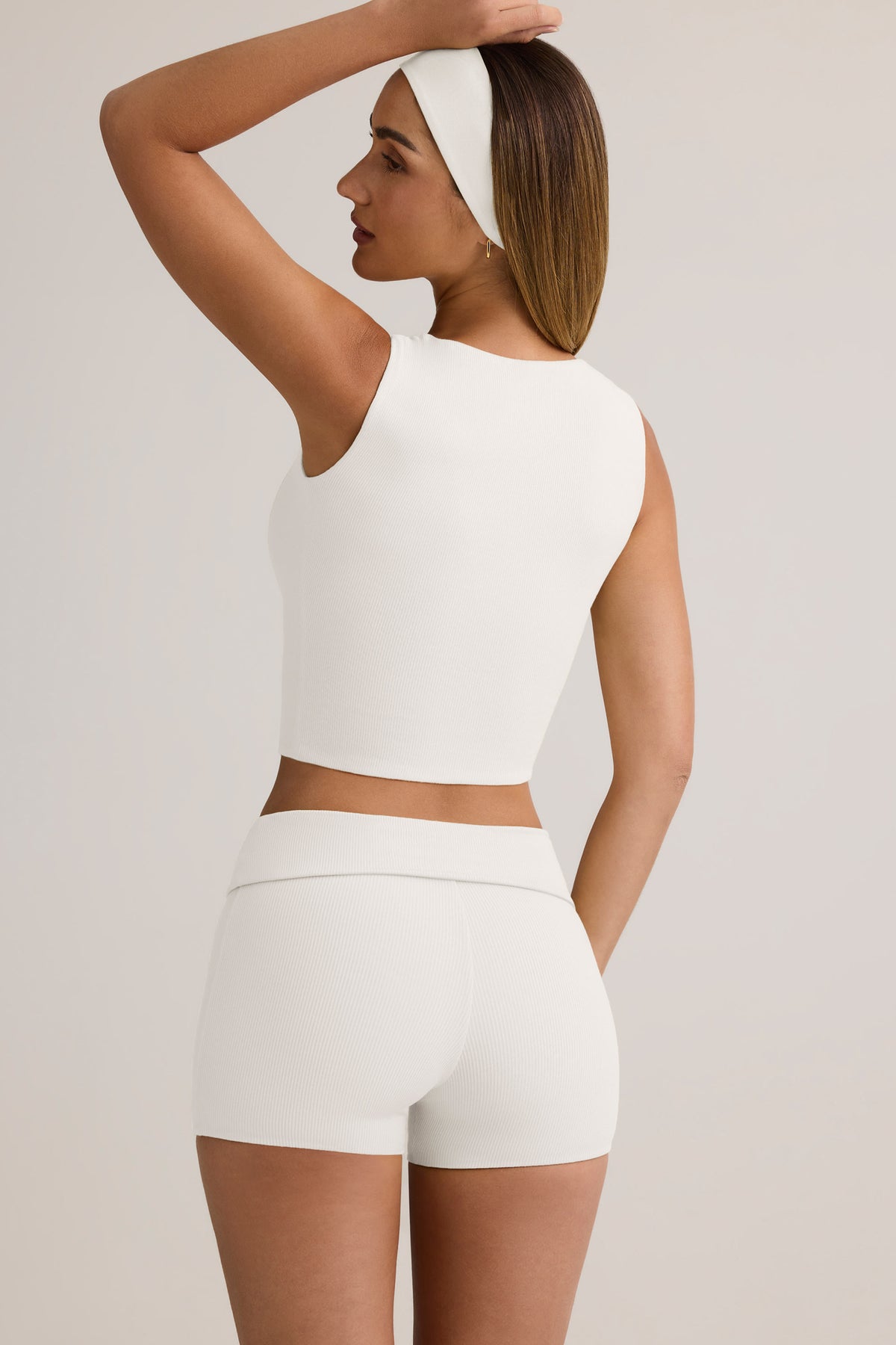 ⁣⁢Mid-Waist-Shorts aus geripptem Modal mit Umschlagbund in Weiß⁤⁣