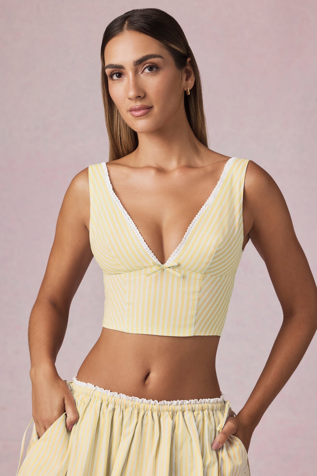 ⁣⁢Crop Top mit Schleifen-Detail in Zitronengelber Streifenoptik⁤⁣
