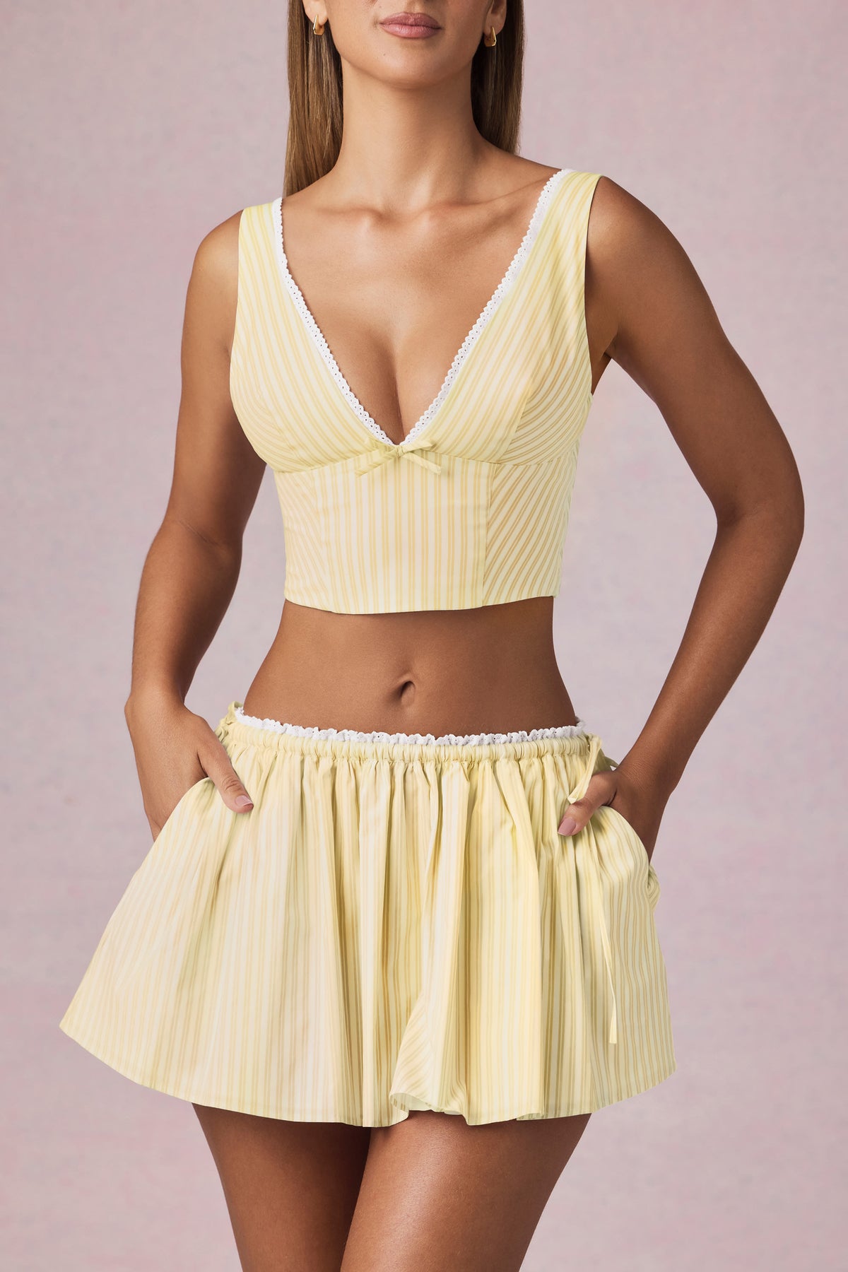 ⁣⁢Crop Top mit Schleifen-Detail in Zitronengelber Streifenoptik⁤⁣
