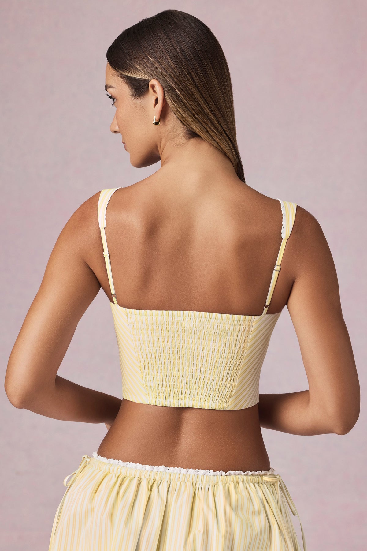 ⁣⁢Crop Top mit Schleifen-Detail in Zitronengelber Streifenoptik⁤⁣