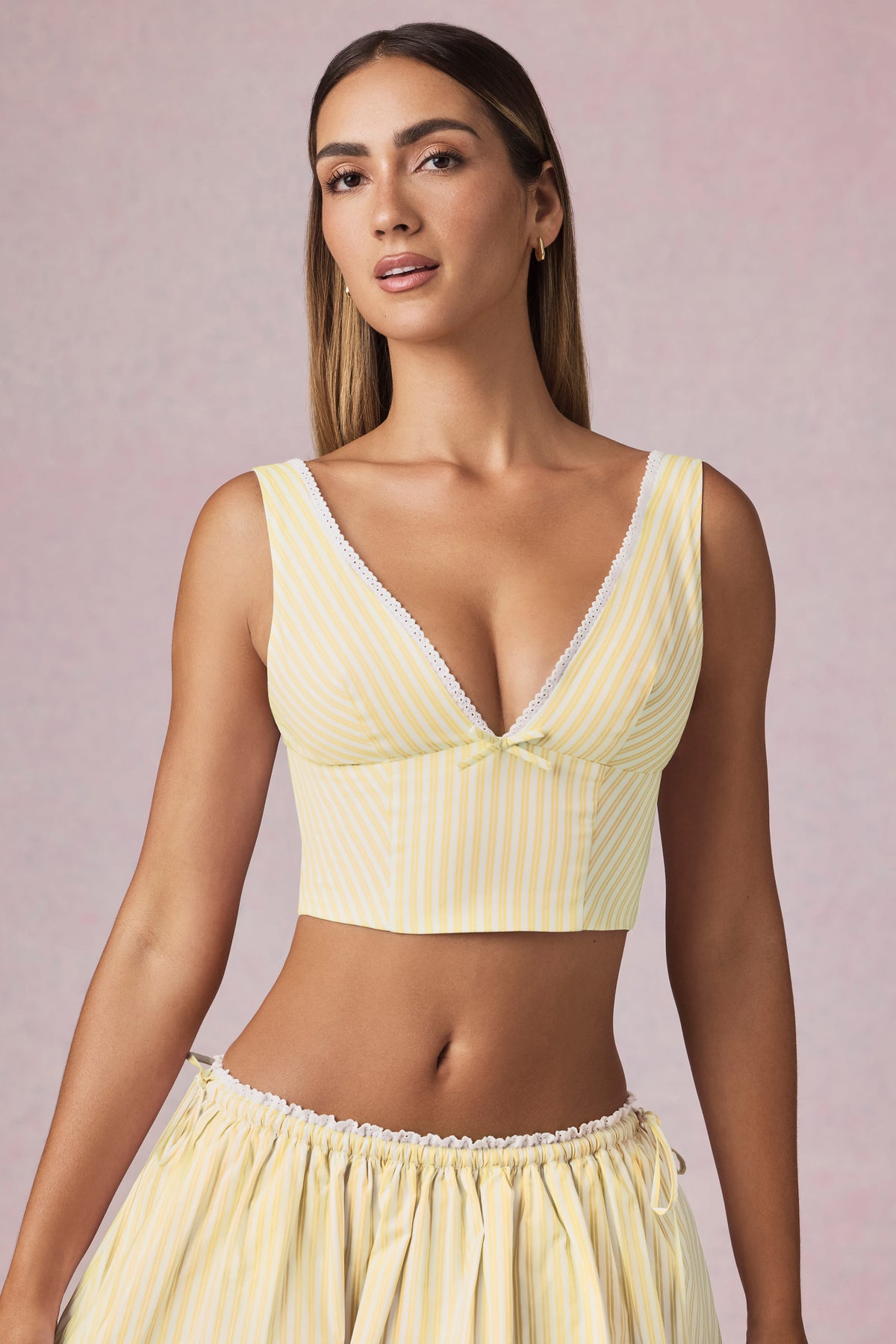 ⁣⁢Crop Top mit Schleifen-Detail in Zitronengelber Streifenoptik⁤⁣