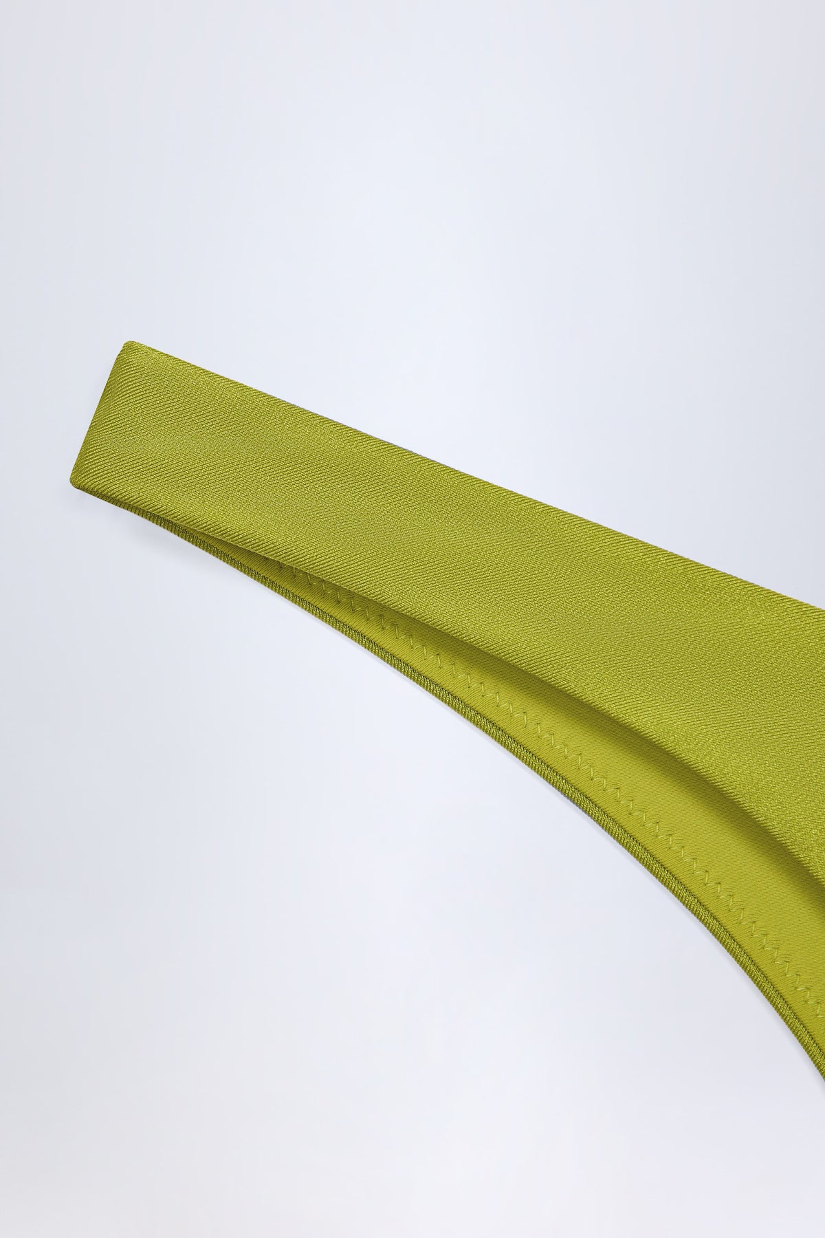 ⁣⁢Cheeky-Bikinihose mit hohem Beinausschnitt in Olivgrün⁤⁣