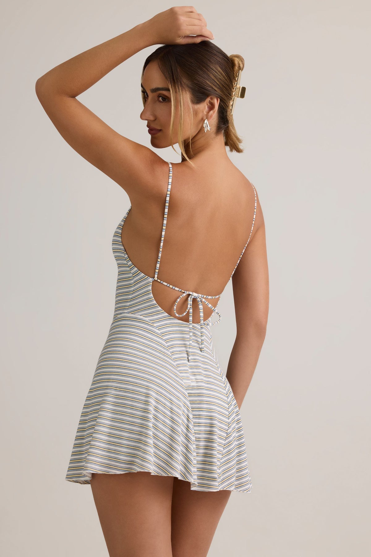 ⁣⁢A-Linien-Minikleid aus geripptem Modal mit Bindedetail am Rücken mit blau-gelben Streifen⁤⁣
