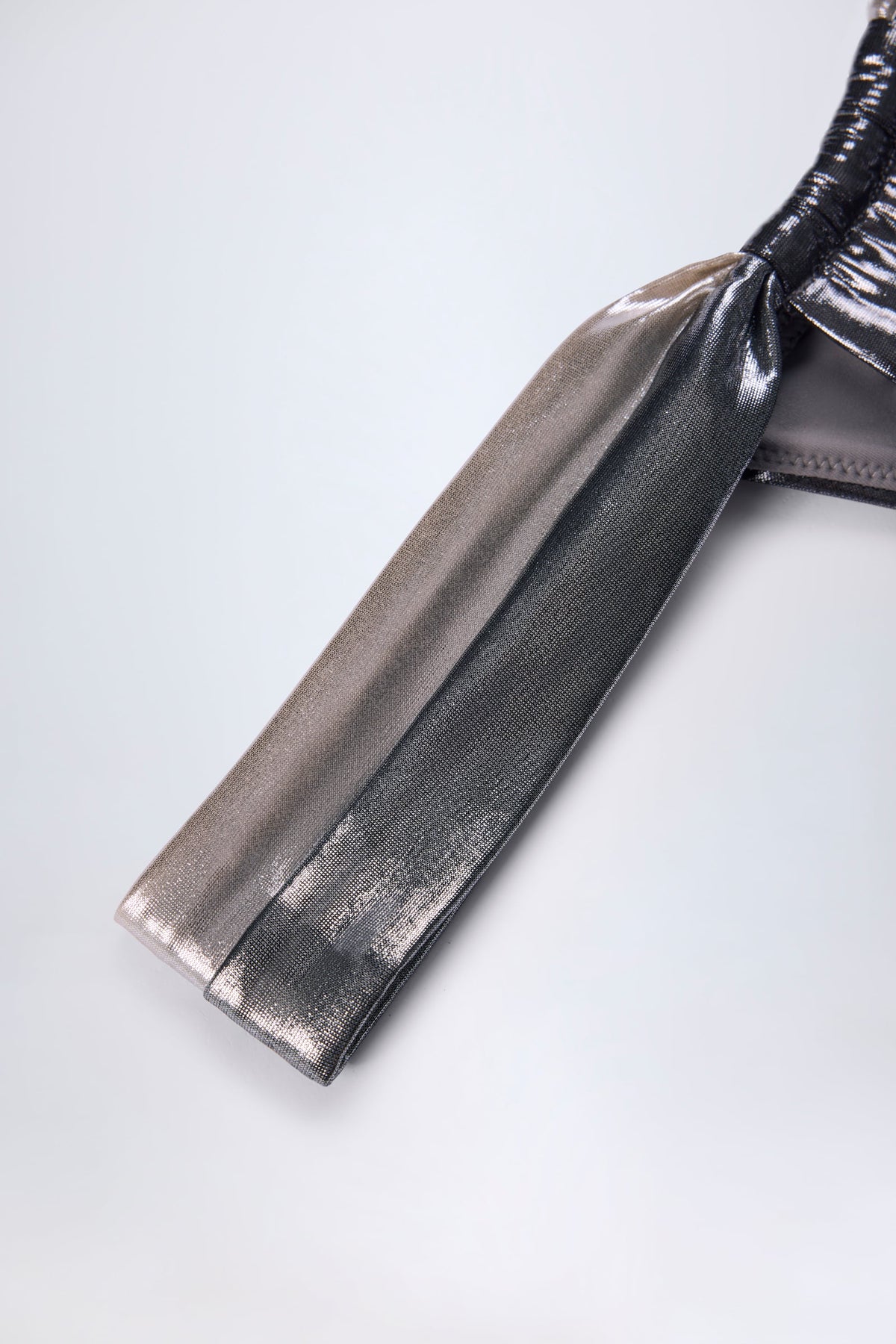 ⁣⁢Geraffte Tanga-Bikinihose in Chromsilber⁤⁣
