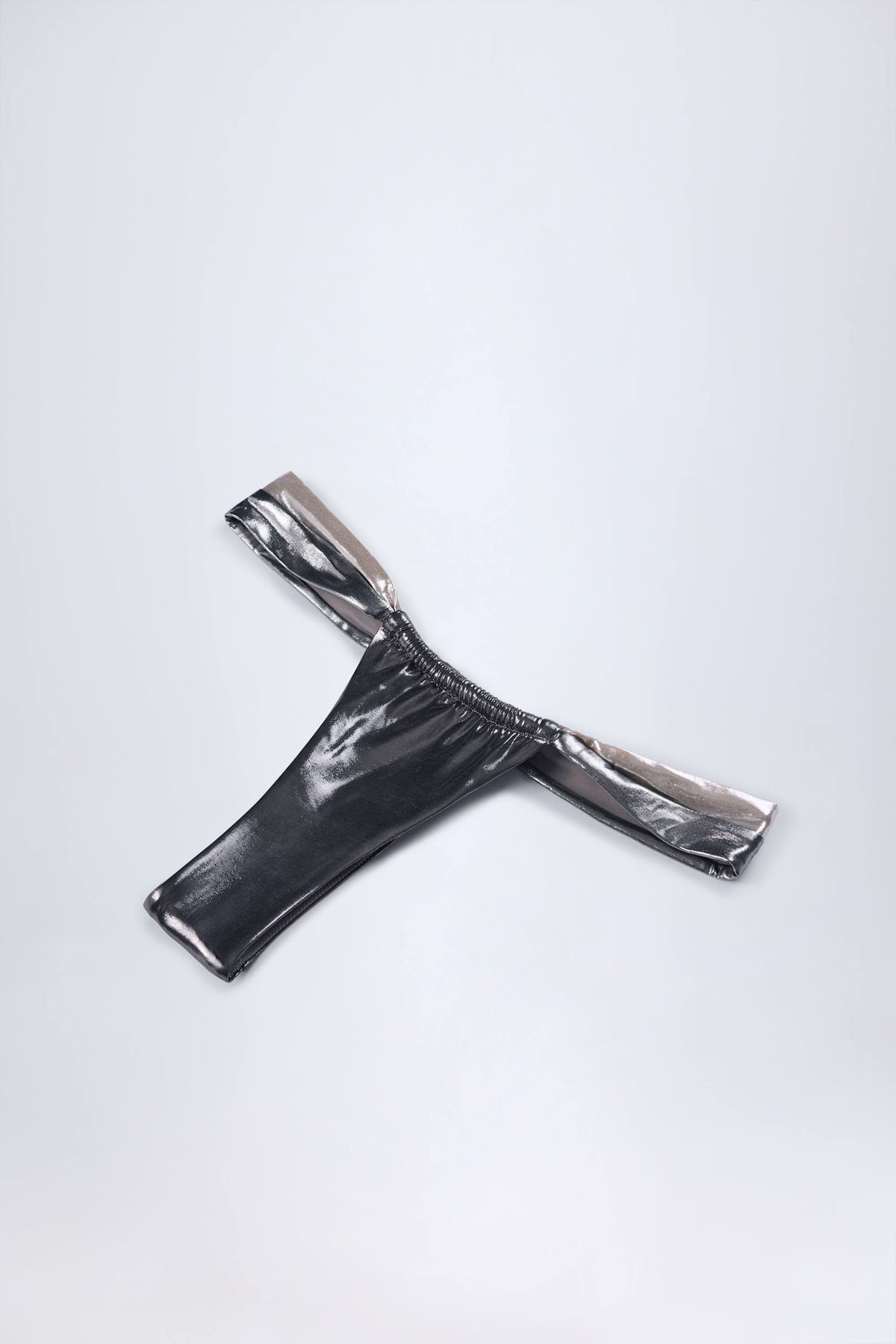 ⁣⁢Geraffte Tanga-Bikinihose in Chromsilber⁤⁣