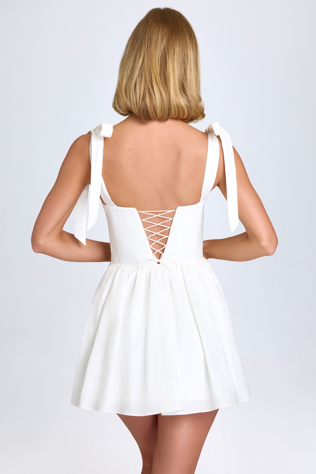 ⁣⁢Gerafftes Korsett-Minikleid in Weiß⁤⁣