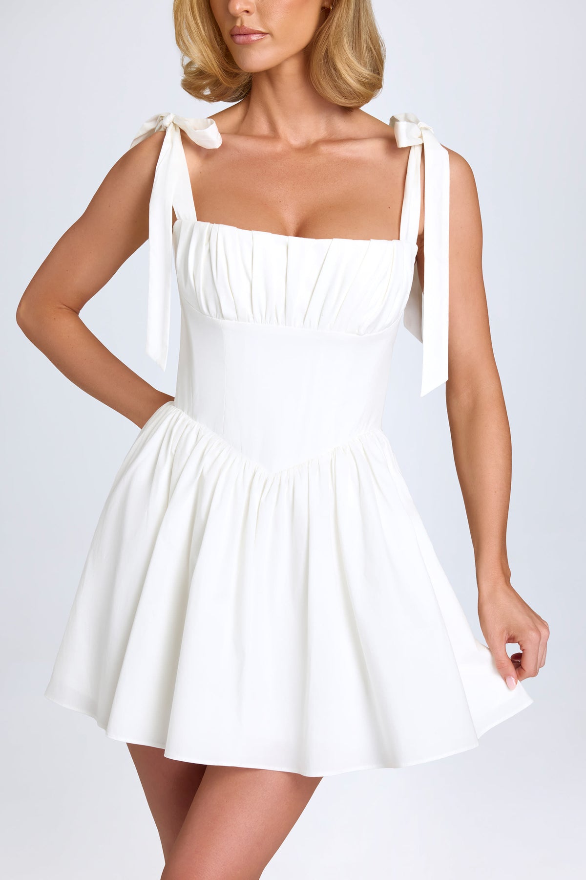 ⁣⁢Gerafftes Korsett-Minikleid in Weiß⁤⁣