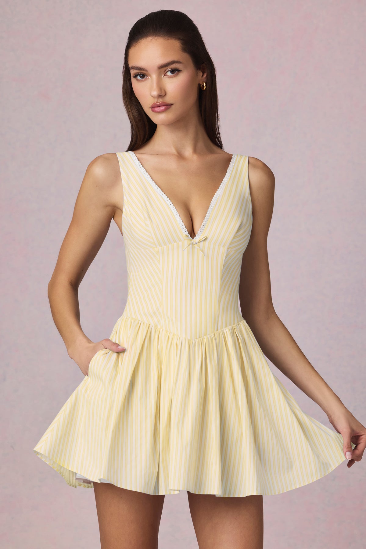 ⁣⁢Minikleid in A-Linie mit Schleifendetail und gelben Streifen⁤⁣
