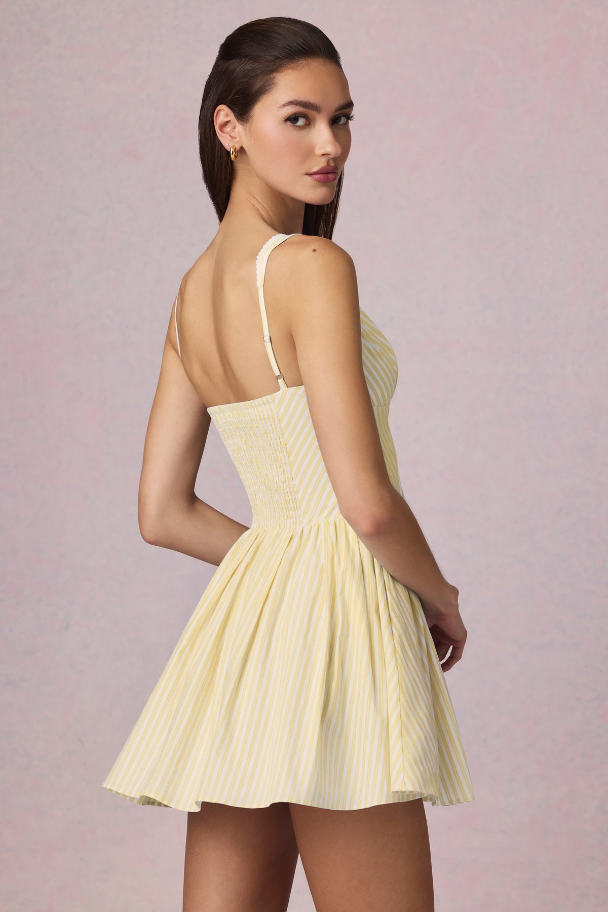 ⁣⁢Minikleid in A-Linie mit Schleifendetail und gelben Streifen⁤⁣