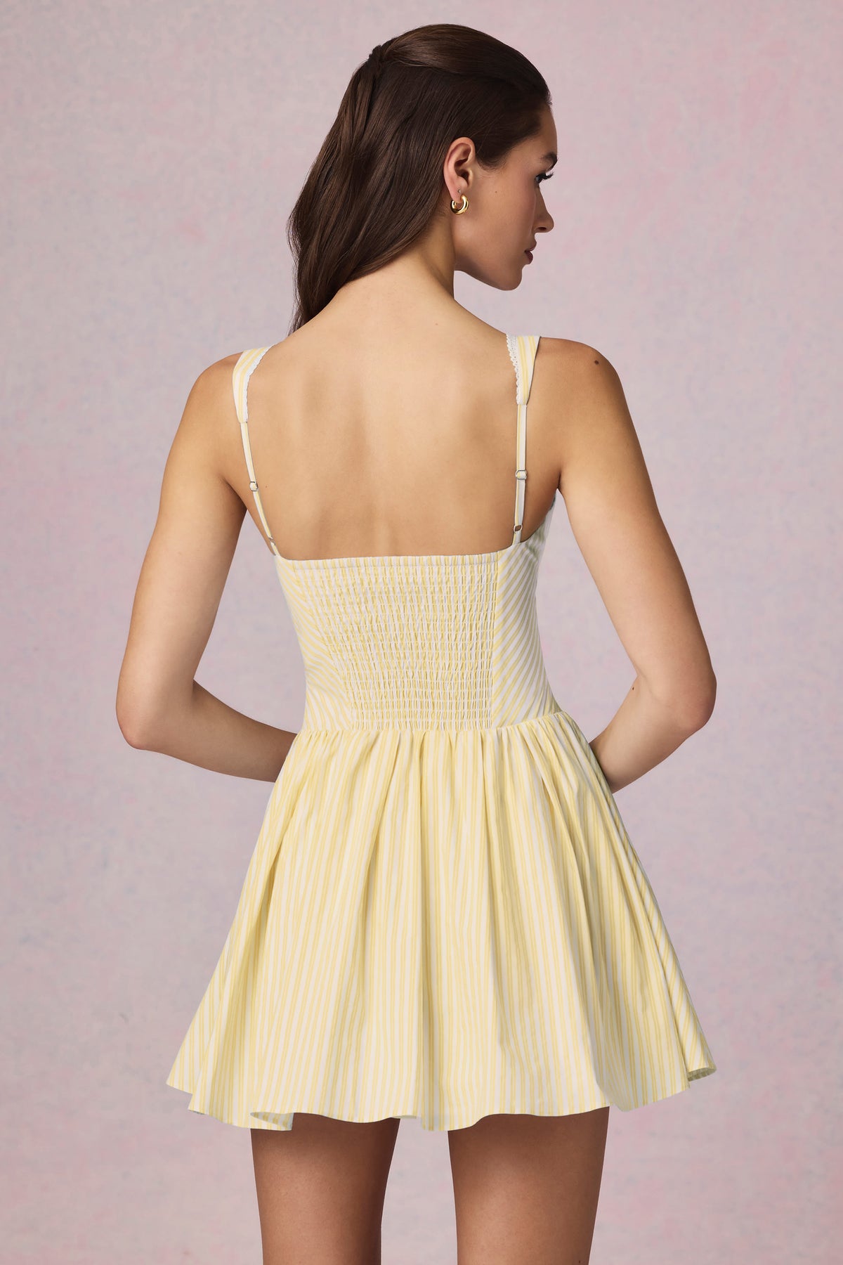 ⁣⁢Minikleid in A-Linie mit Schleifendetail und gelben Streifen⁤⁣
