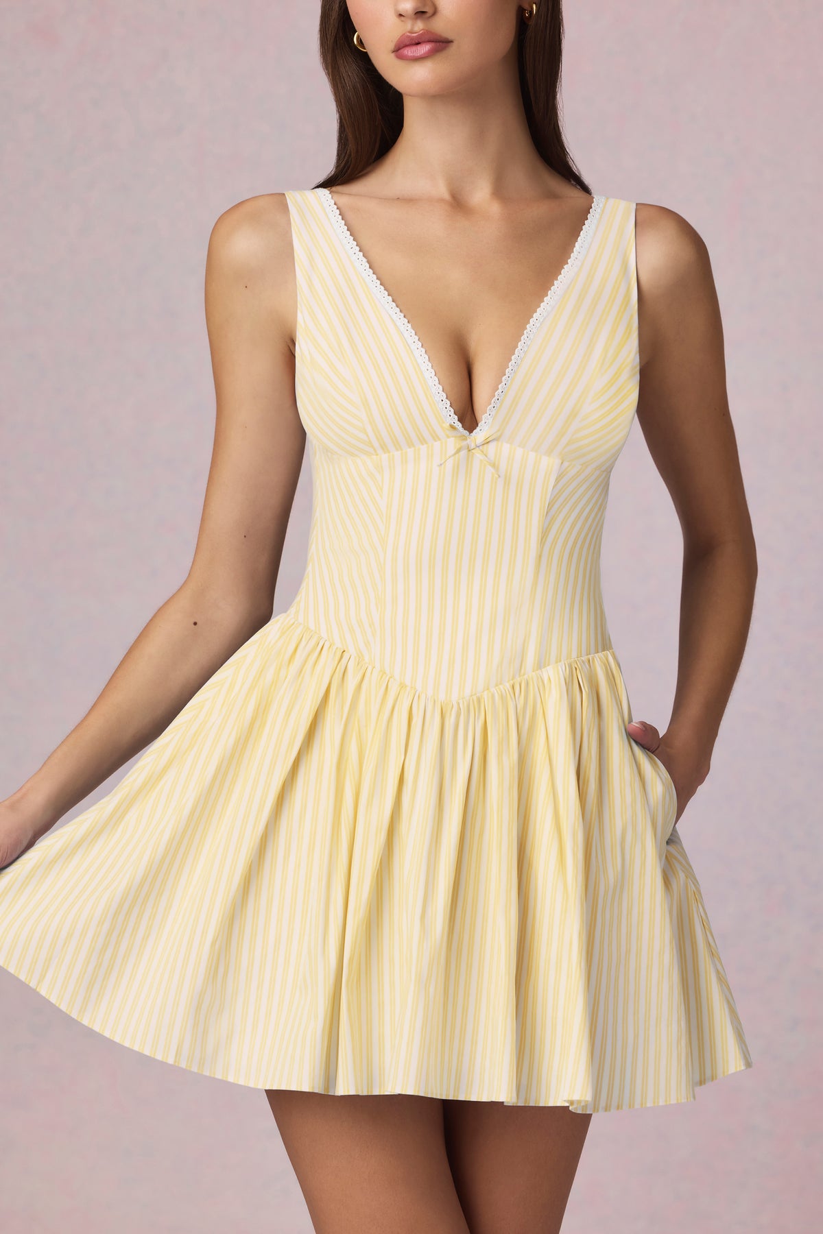 ⁣⁢Minikleid in A-Linie mit Schleifendetail und gelben Streifen⁤⁣