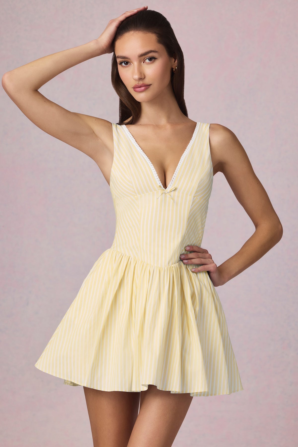 ⁣⁢Minikleid in A-Linie mit Schleifendetail und gelben Streifen⁤⁣