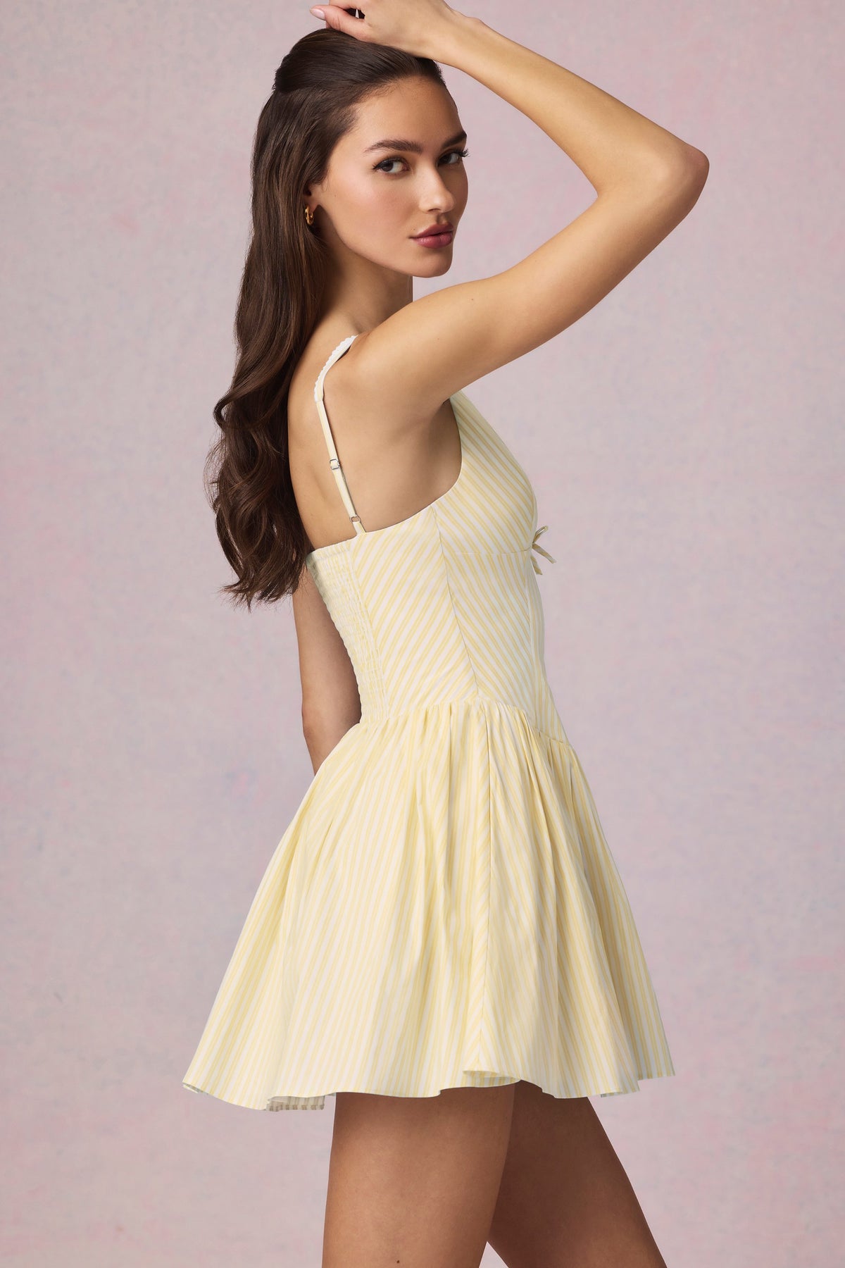 ⁣⁢Minikleid in A-Linie mit Schleifendetail und gelben Streifen⁤⁣