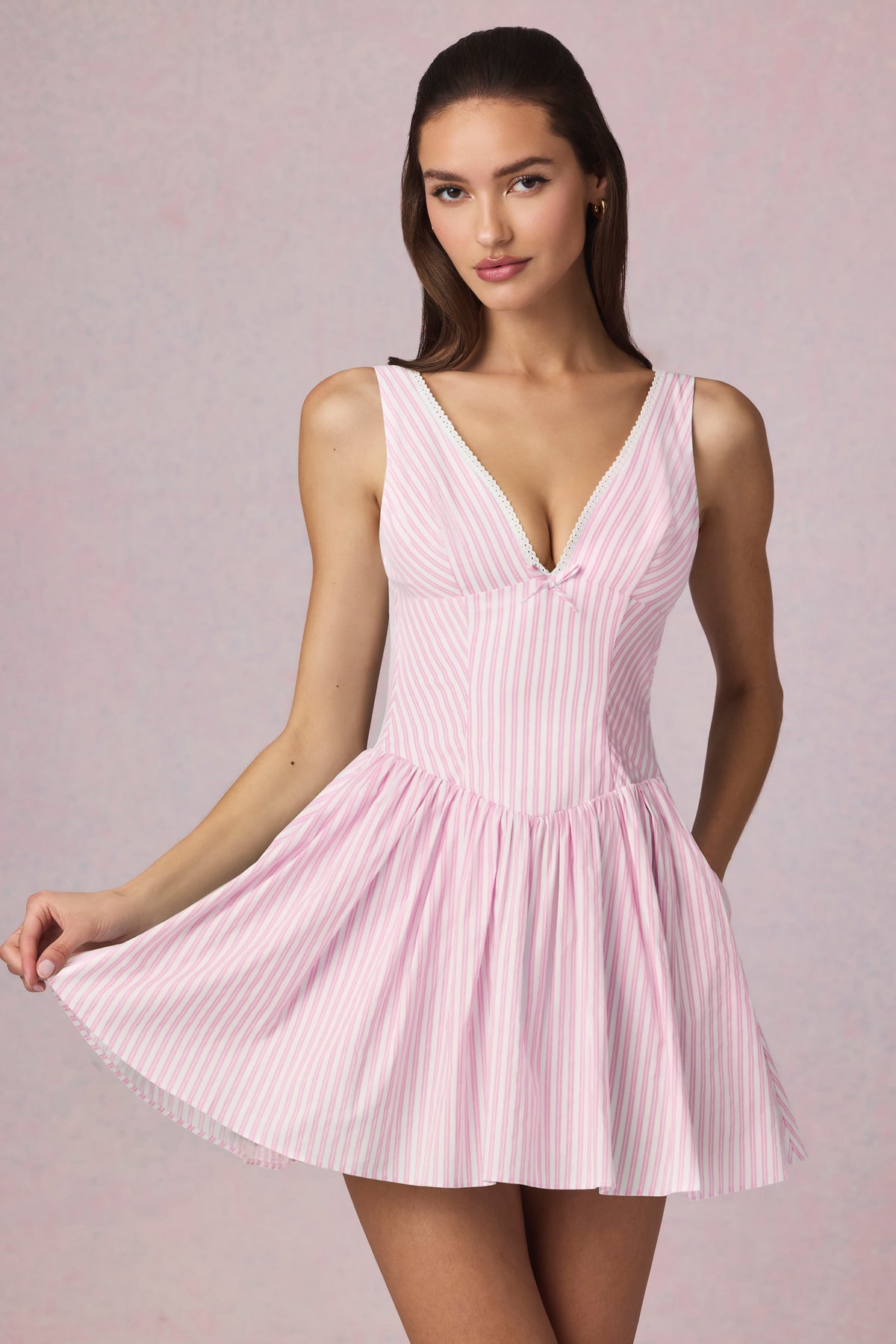 ⁣⁢Minikleid in A-Linie mit Schleifendetail und rosa Streifen⁤⁣