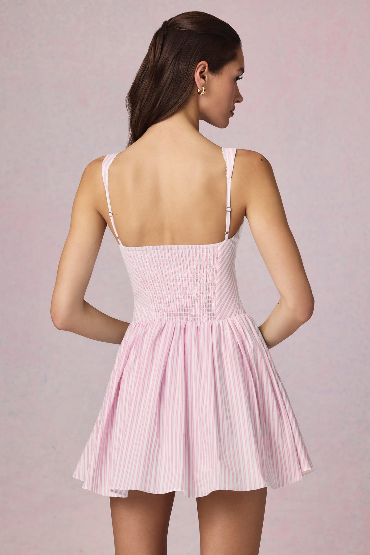 ⁣⁢Minikleid in A-Linie mit Schleifendetail und rosa Streifen⁤⁣