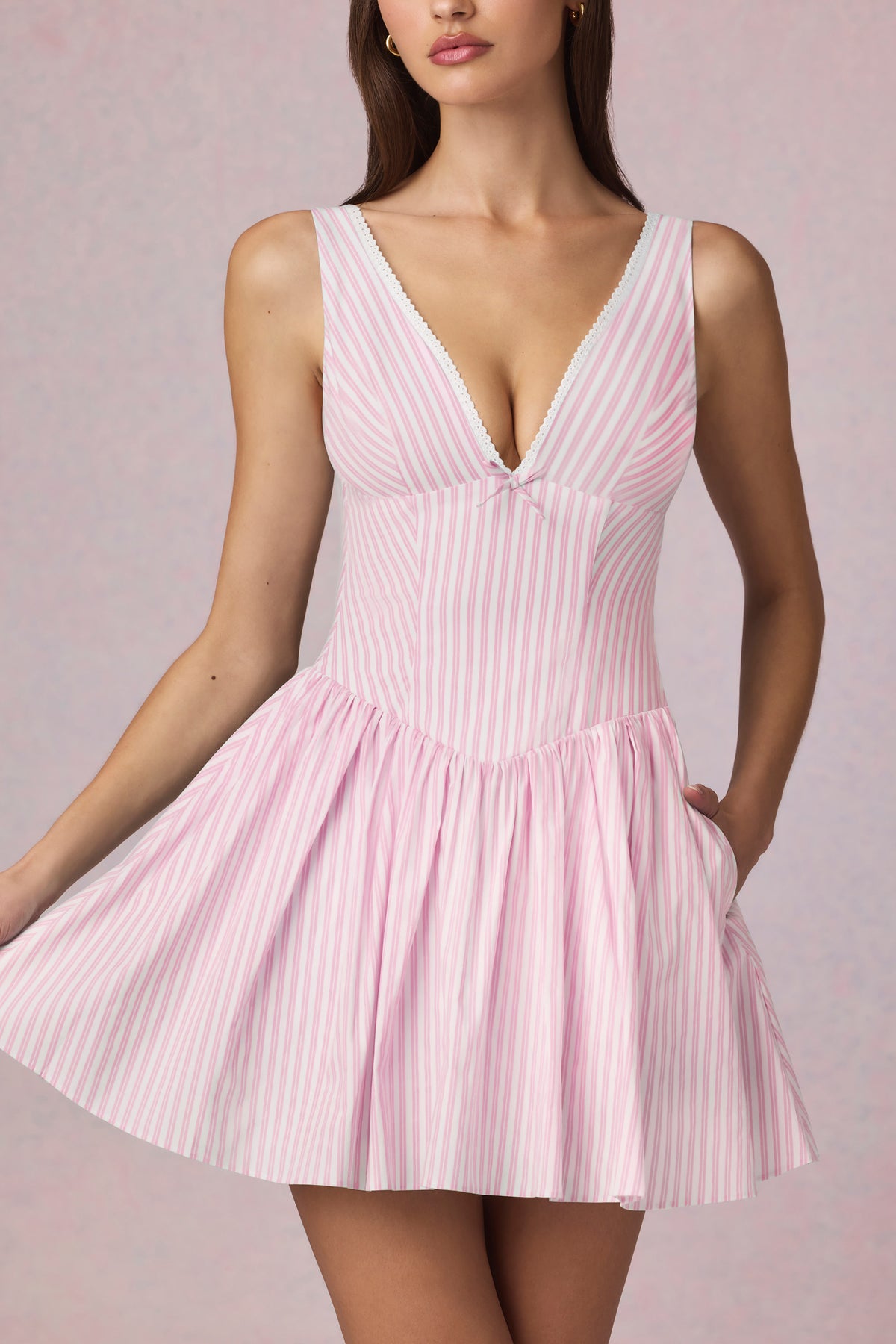 ⁣⁢Minikleid in A-Linie mit Schleifendetail und rosa Streifen⁤⁣