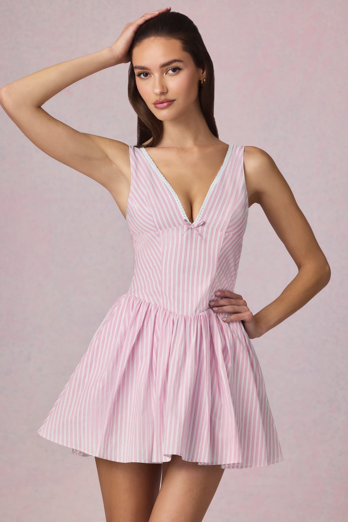 ⁣⁢Minikleid in A-Linie mit Schleifendetail und rosa Streifen⁤⁣