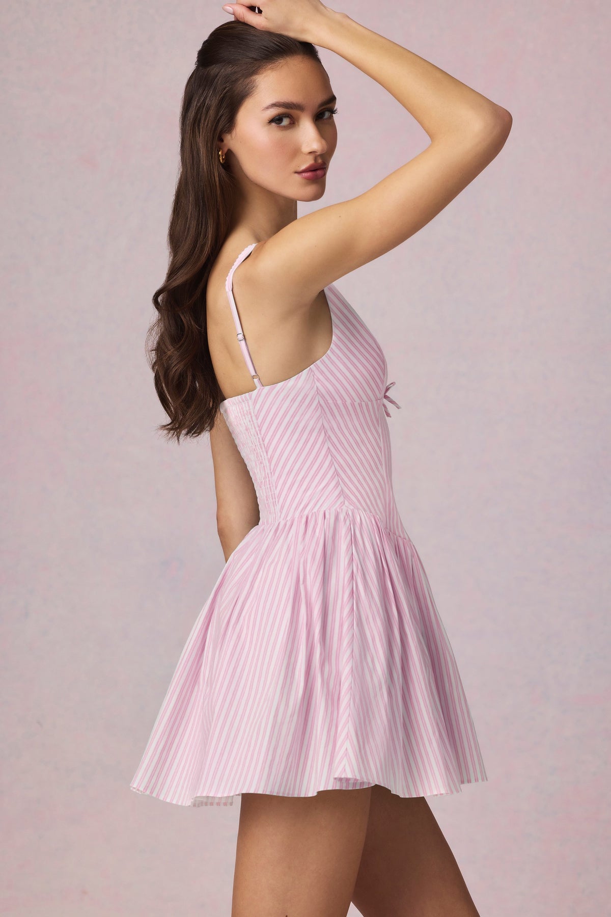 ⁣⁢Minikleid in A-Linie mit Schleifendetail und rosa Streifen⁤⁣