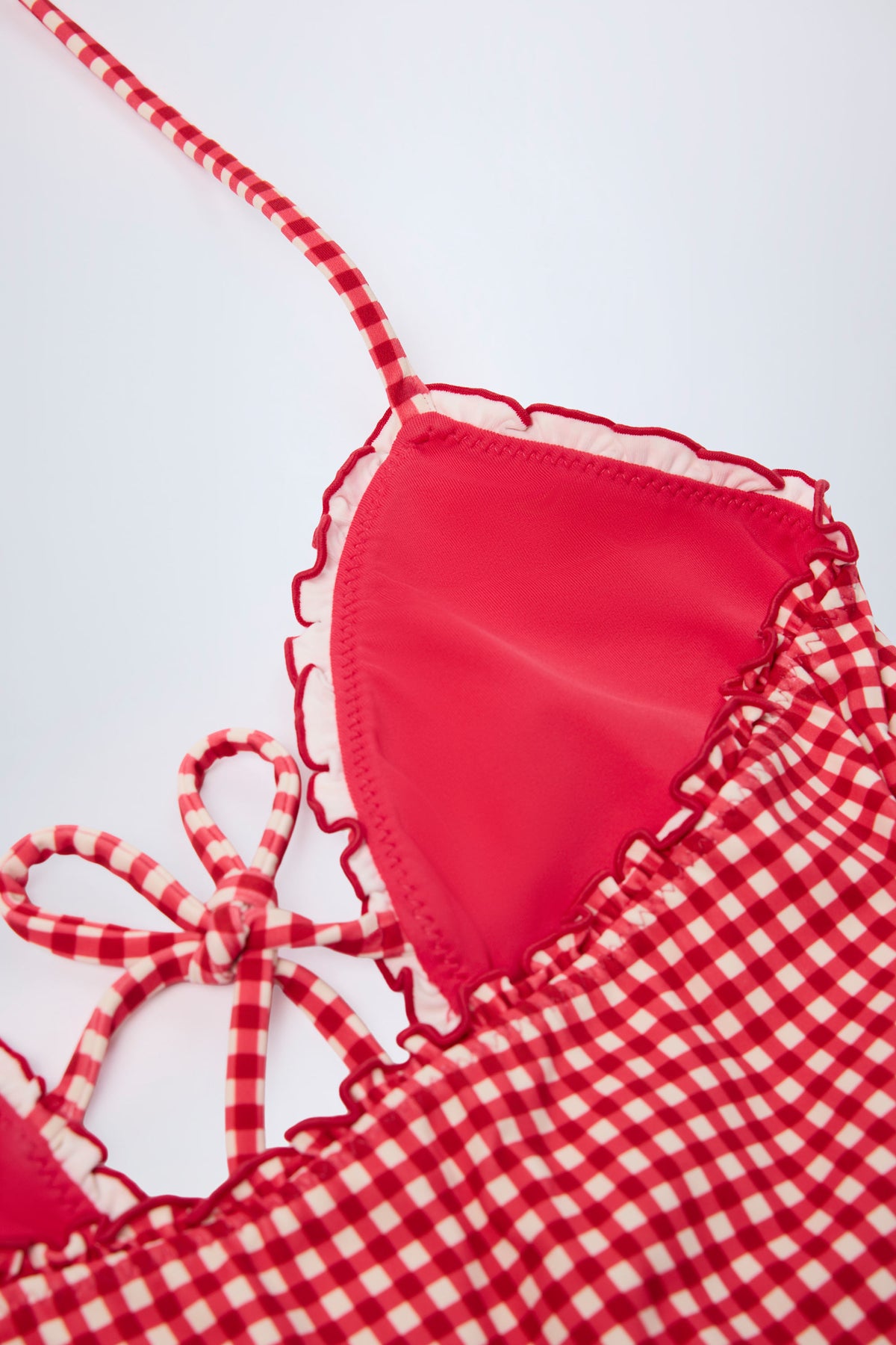 ⁣⁢Geraffter Cut-Out-Badeanzug mit Neckholder in rotem Vichy-Karo⁤⁣