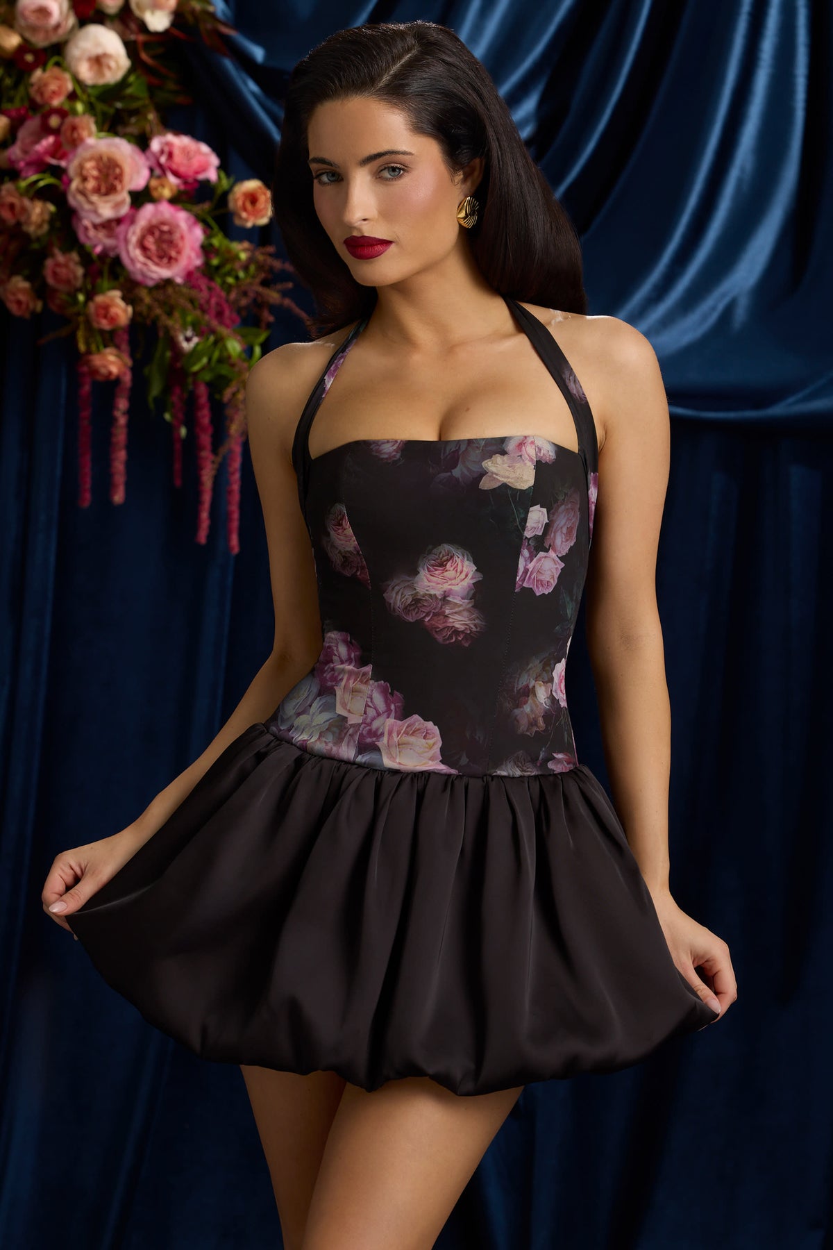 ⁣⁢Neckholder-Minikleid mit Schnürung und Ballonsaum im schwarzen Blumenmuster⁤⁣