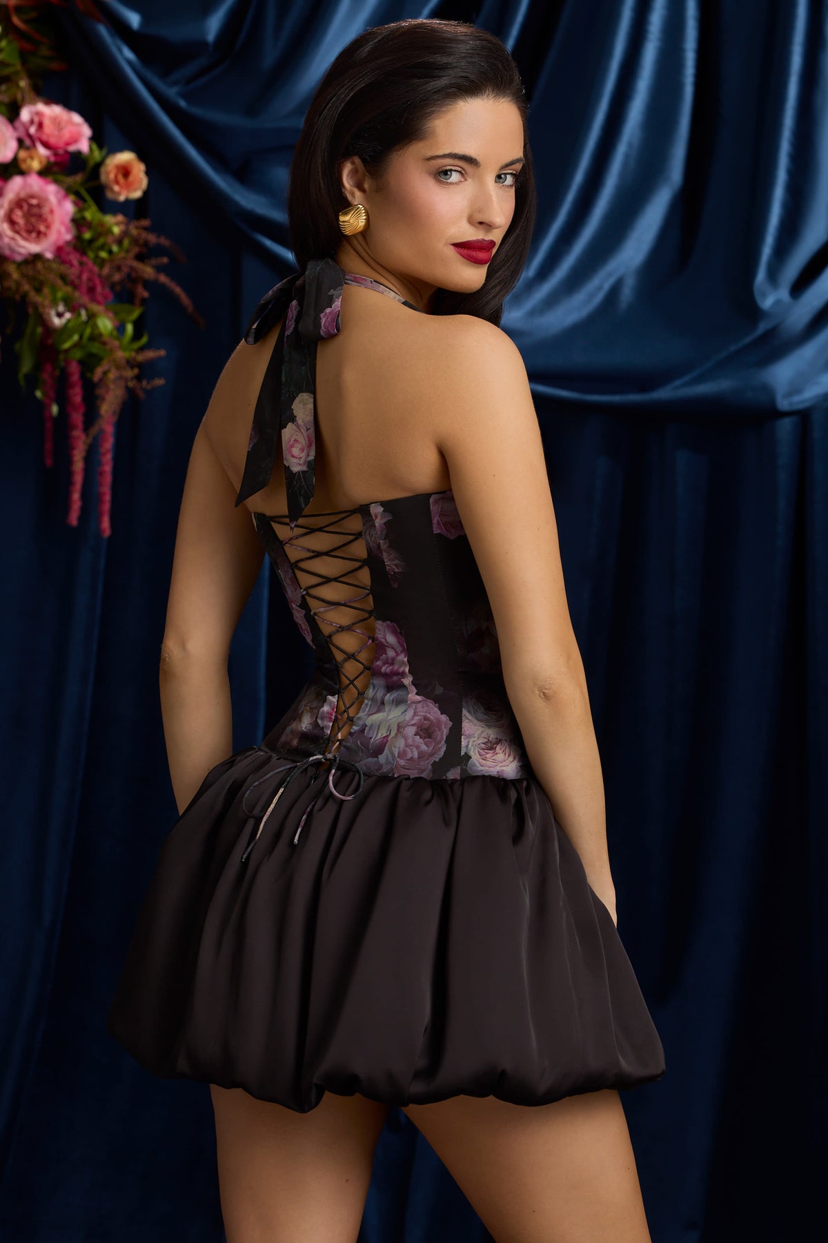 ⁣⁢Neckholder-Minikleid mit Schnürung und Ballonsaum im schwarzen Blumenmuster⁤⁣