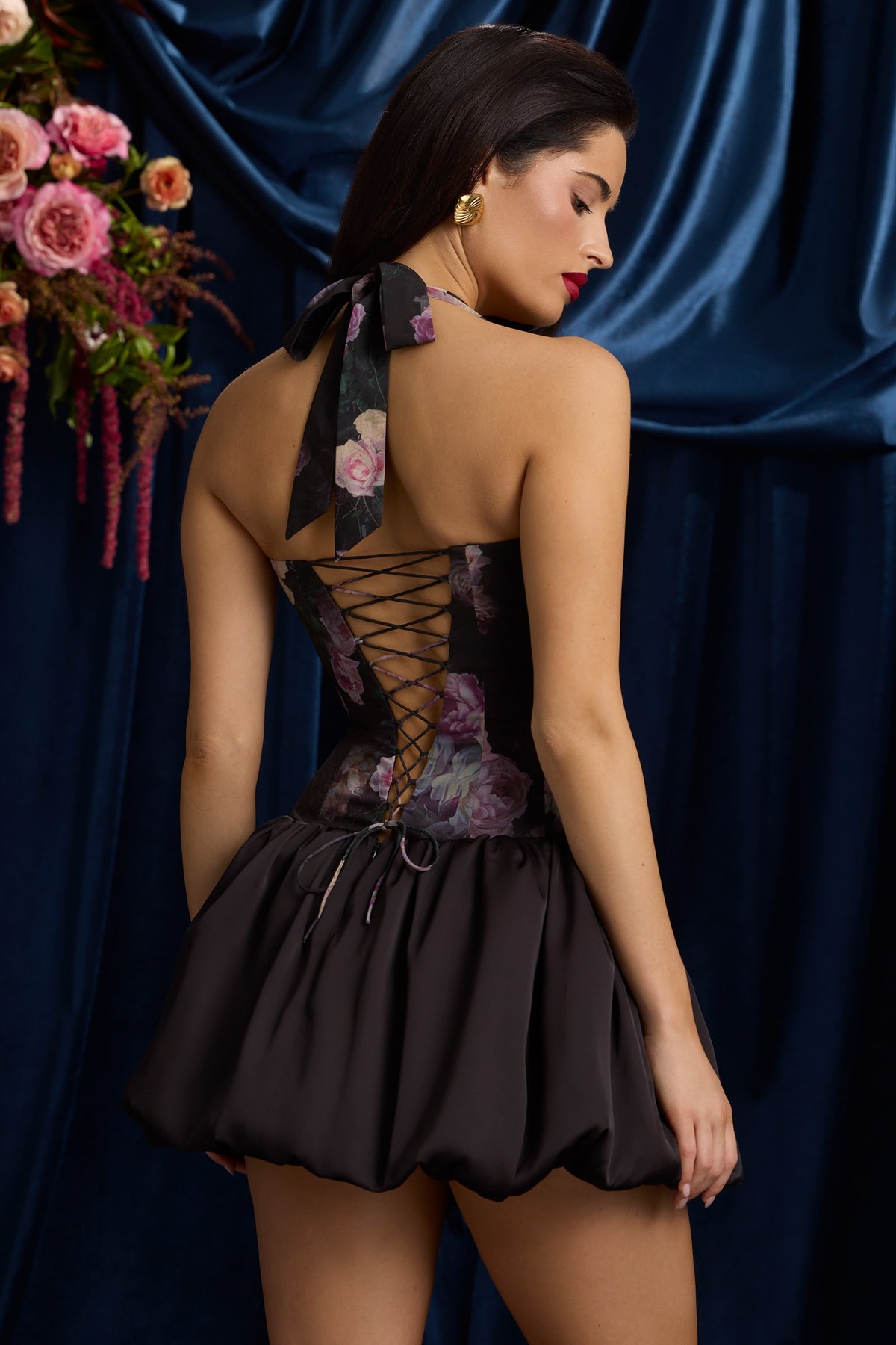 ⁣⁢Neckholder-Minikleid mit Schnürung und Ballonsaum im schwarzen Blumenmuster⁤⁣