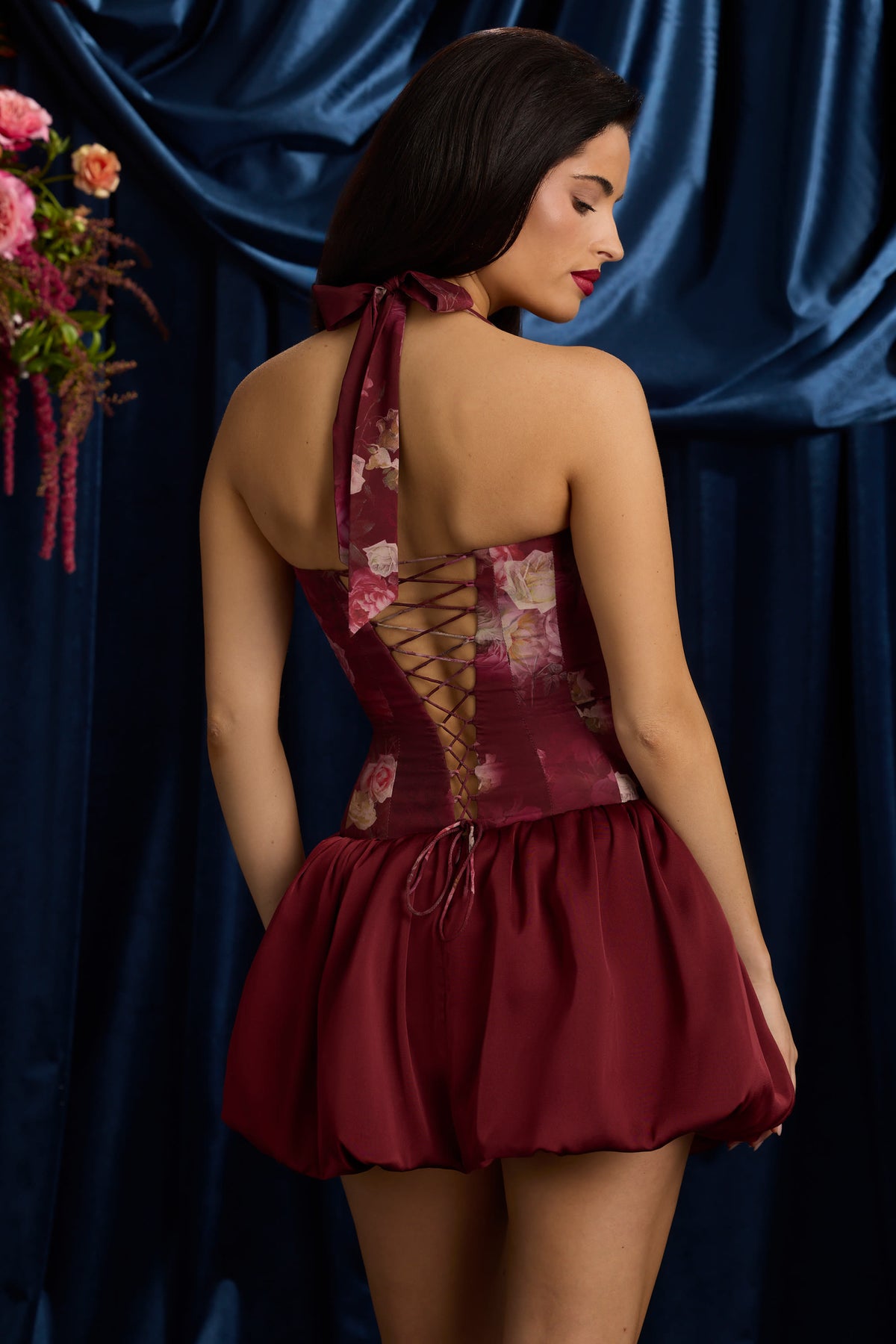 ⁣⁢Neckholder-Minikleid mit Schnürung und Ballonsaum im kastanienroten Blumenmuster⁤⁣