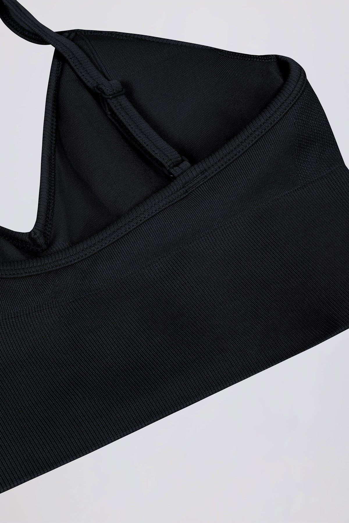 ⁣⁢Define Luxe Sport-BH mit V-Ausschnitt in Schwarz⁤⁣