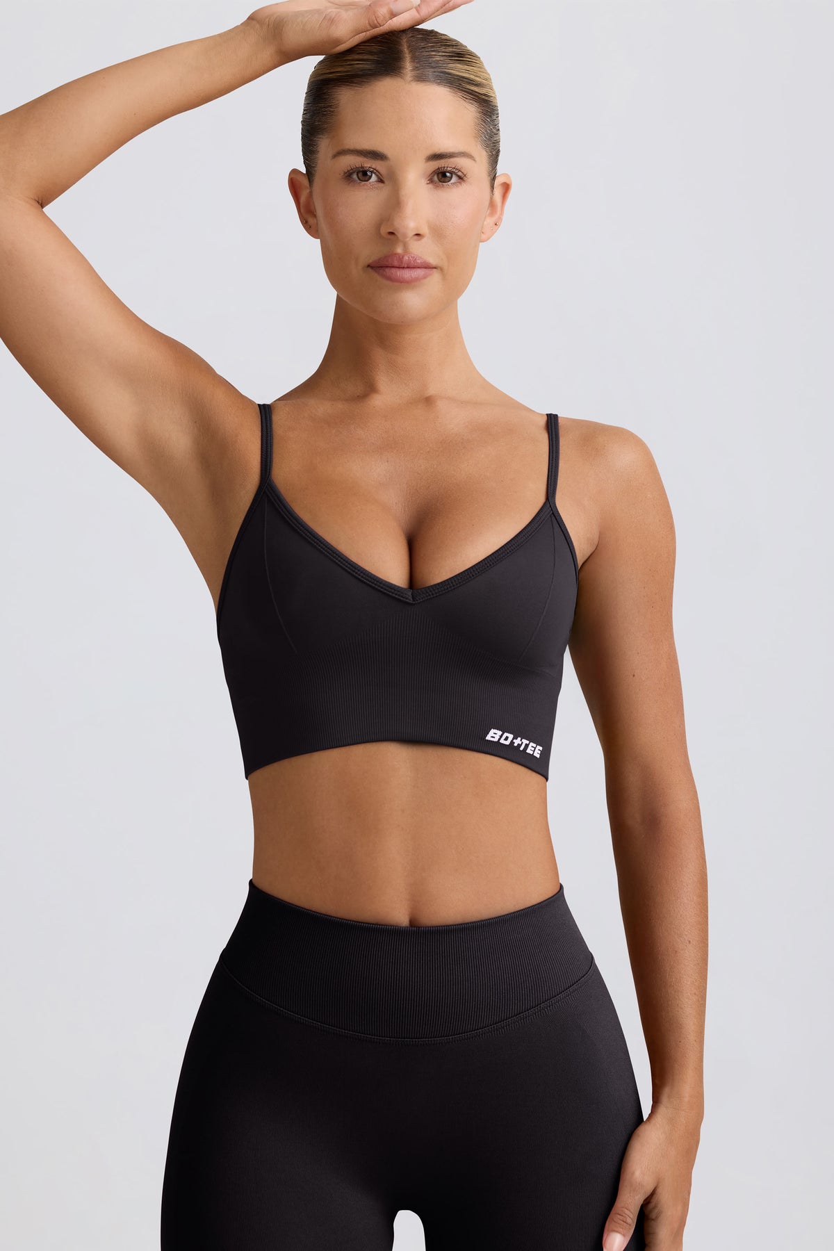 ⁣⁢Define Luxe Sport-BH mit V-Ausschnitt in Schwarz⁤⁣