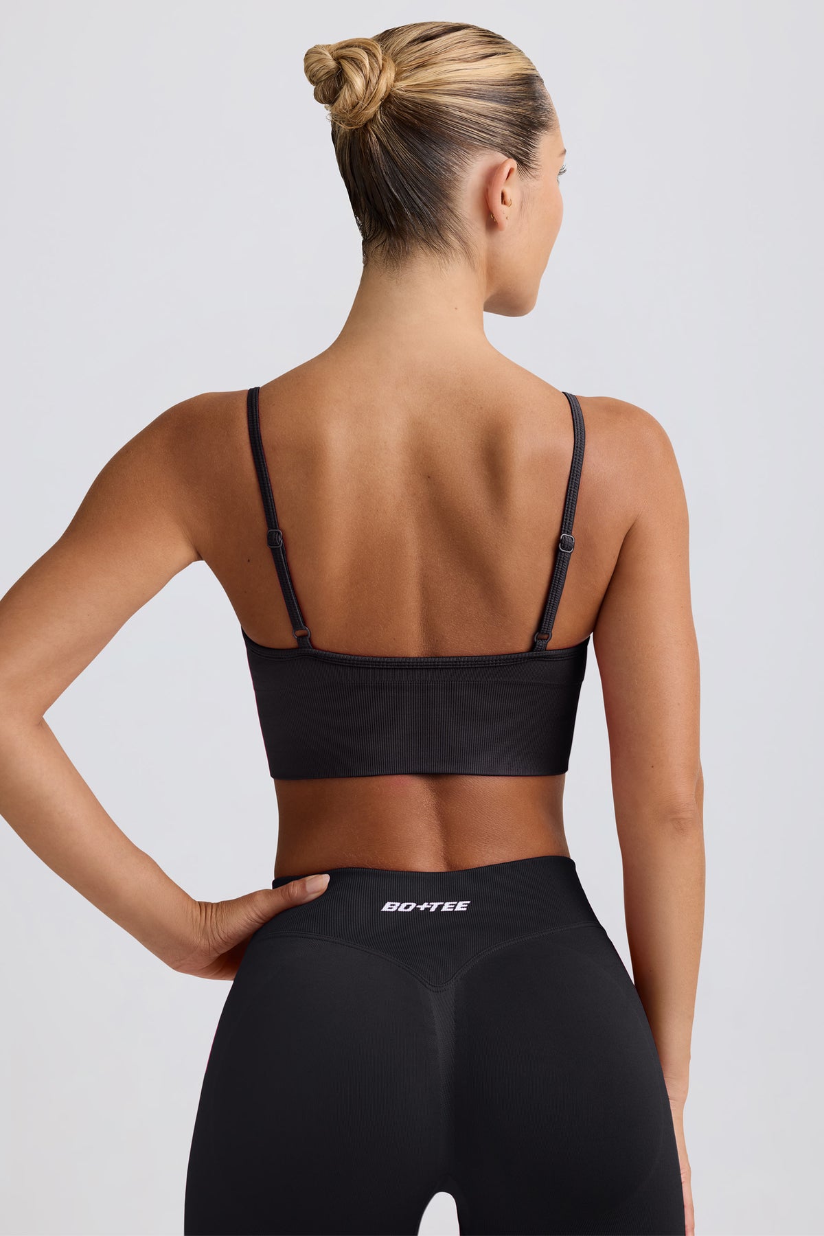 ⁣⁢Define Luxe Sport-BH mit V-Ausschnitt in Schwarz⁤⁣