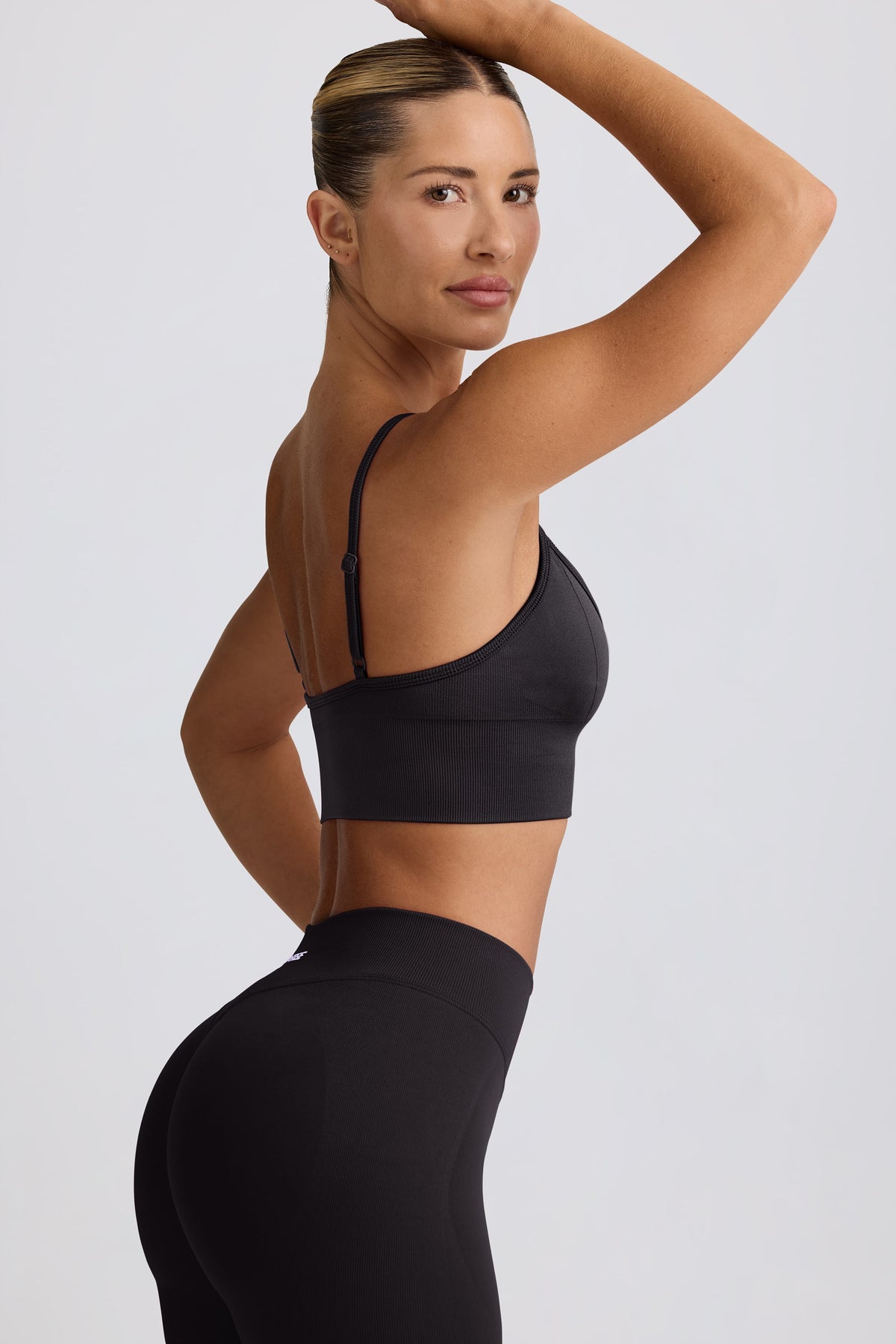 ⁣⁢Define Luxe Sport-BH mit V-Ausschnitt in Schwarz⁤⁣